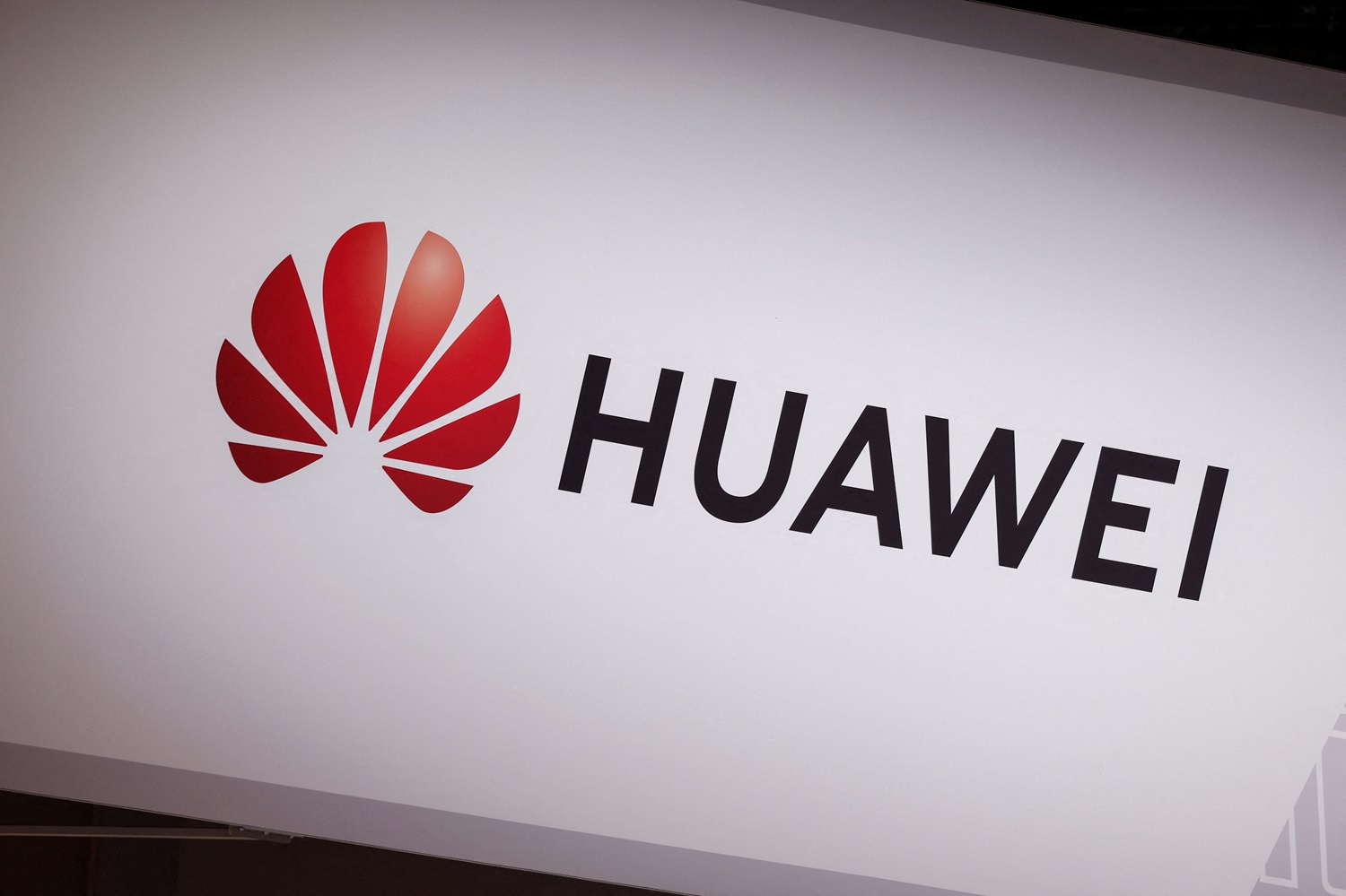 huawei-yeni-smartfon-subbrendini-tesis-etmeyi-planlasdirir