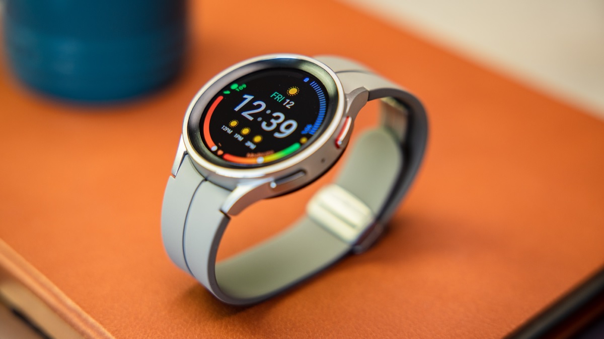 samsung-galaxy-watch-ultra-smart-saatini-teqdim-ede-biler