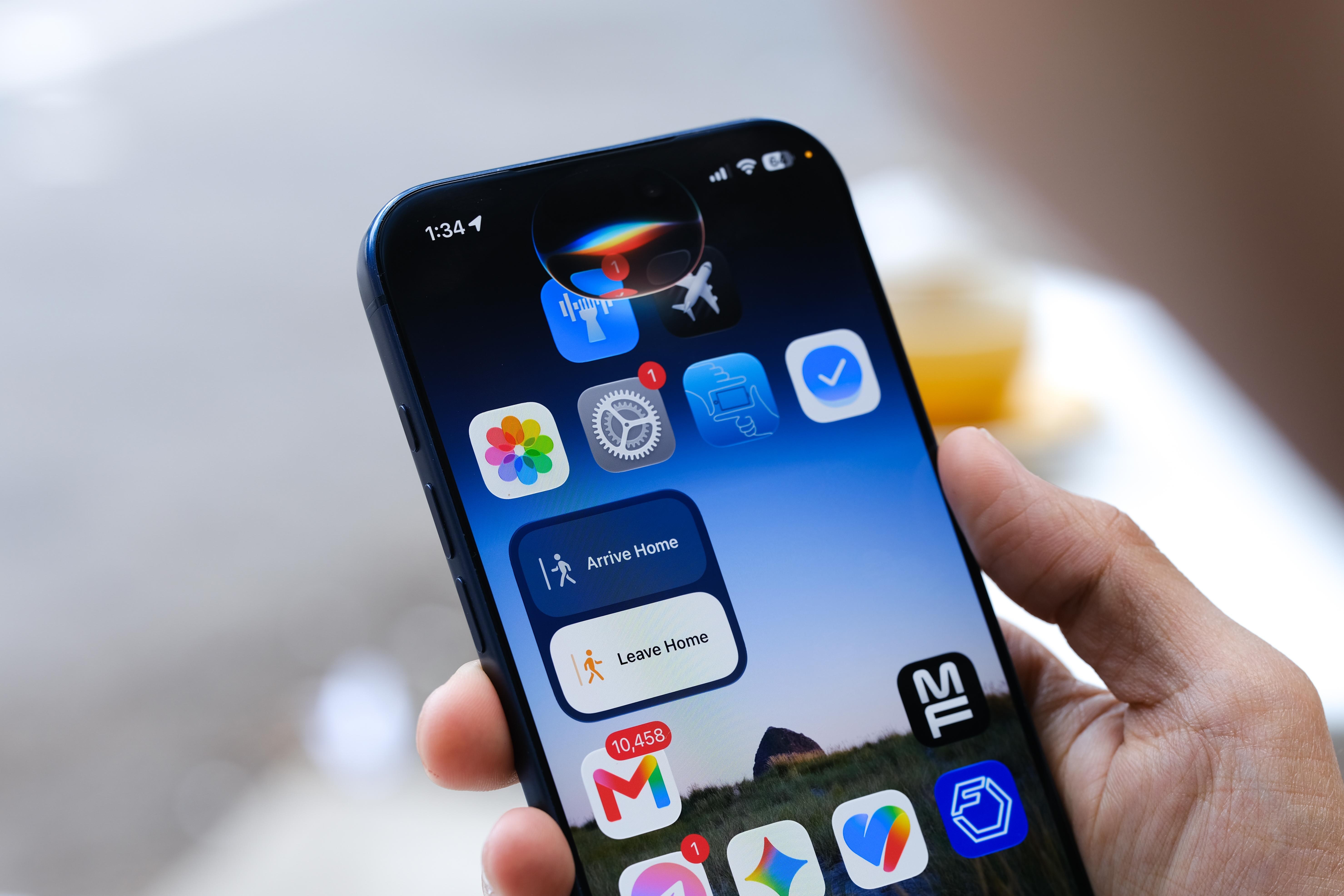“Apple” CEO-su Tim Cook-u 15 ildən sonra John Ternus əvəzlədi