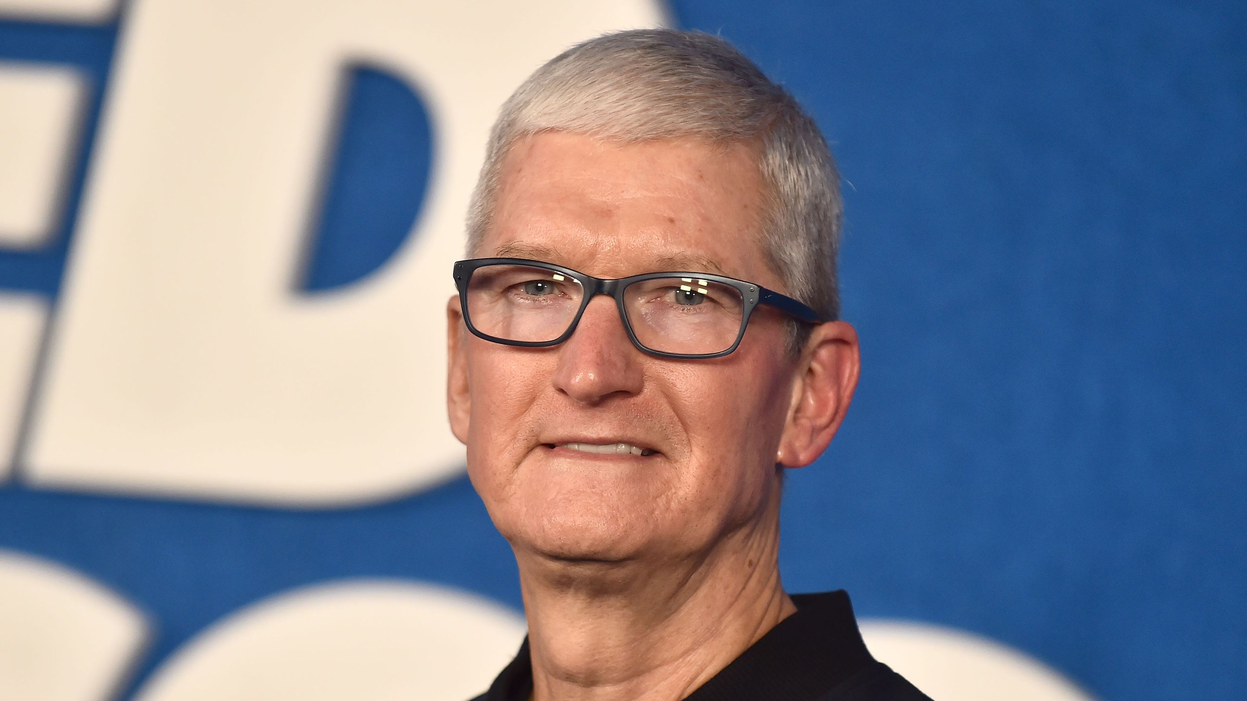 “Apple” CEO-su Tim Cook-u 15 ildən sonra John Ternus əvəzlədi