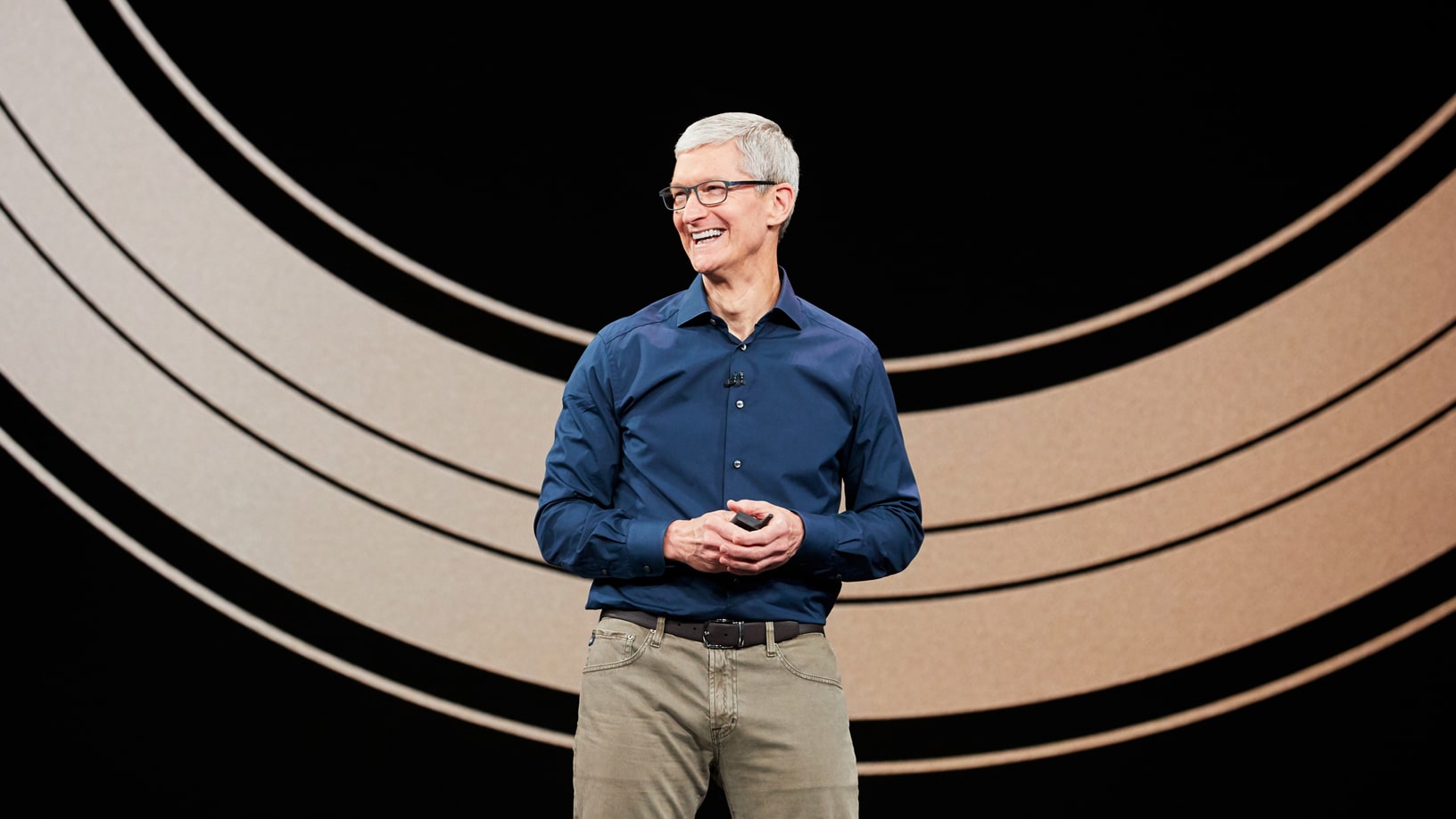 “Apple” CEO-su Tim Cook-u 15 ildən sonra John Ternus əvəzlədi