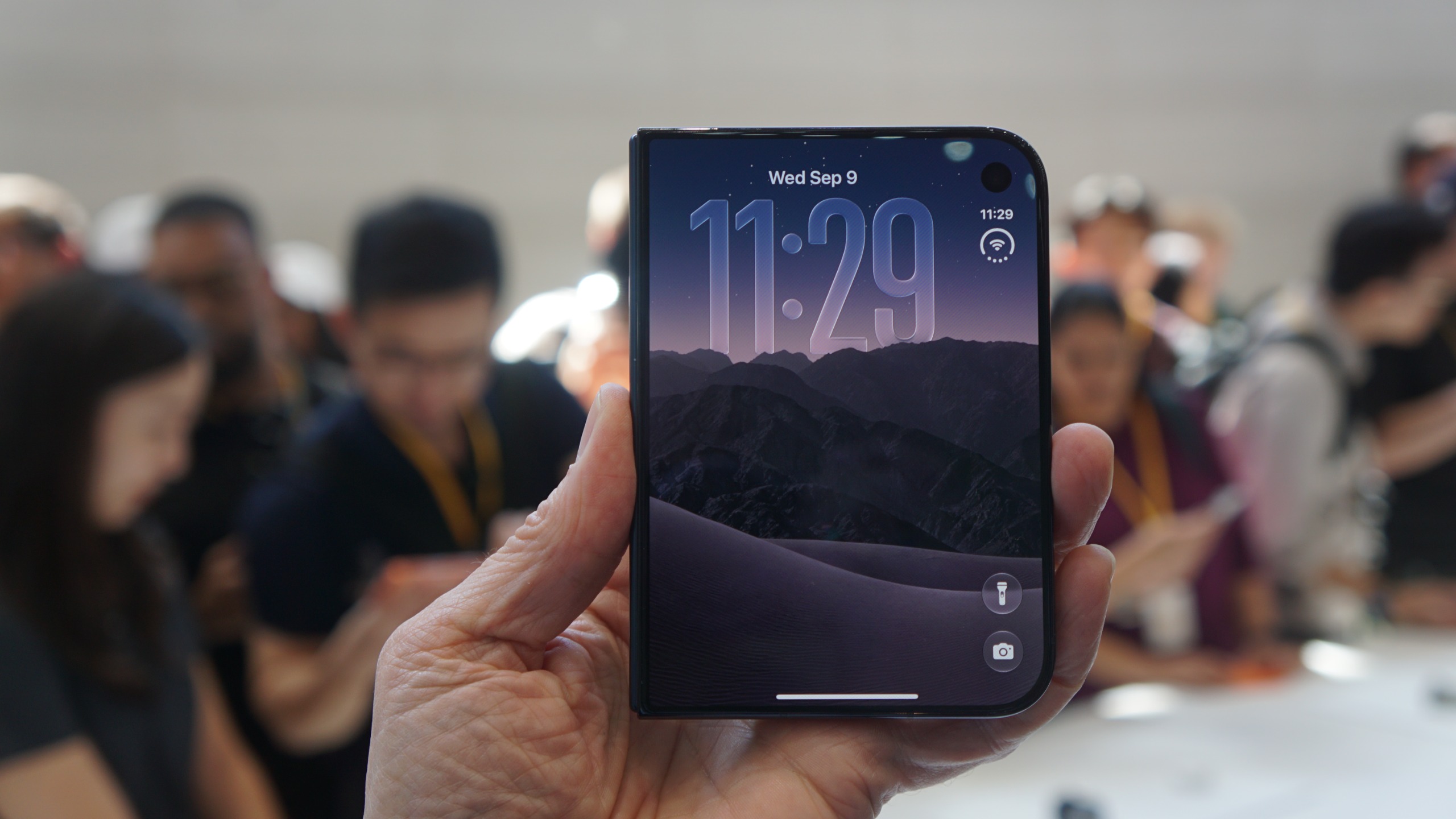Apple ilk qatlanan iPhone Duo-nun möhkəmliyini necə sınadığını açıqladı