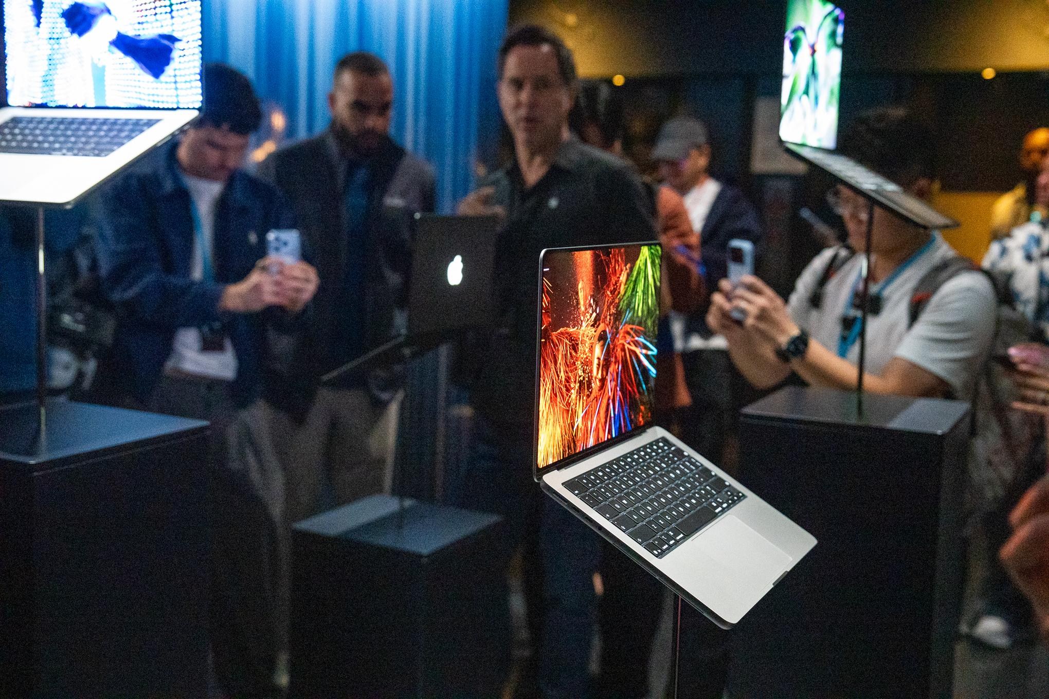 Apple ilk sensor ekranlı MacBook Pro noutbukunu təqdim etdi