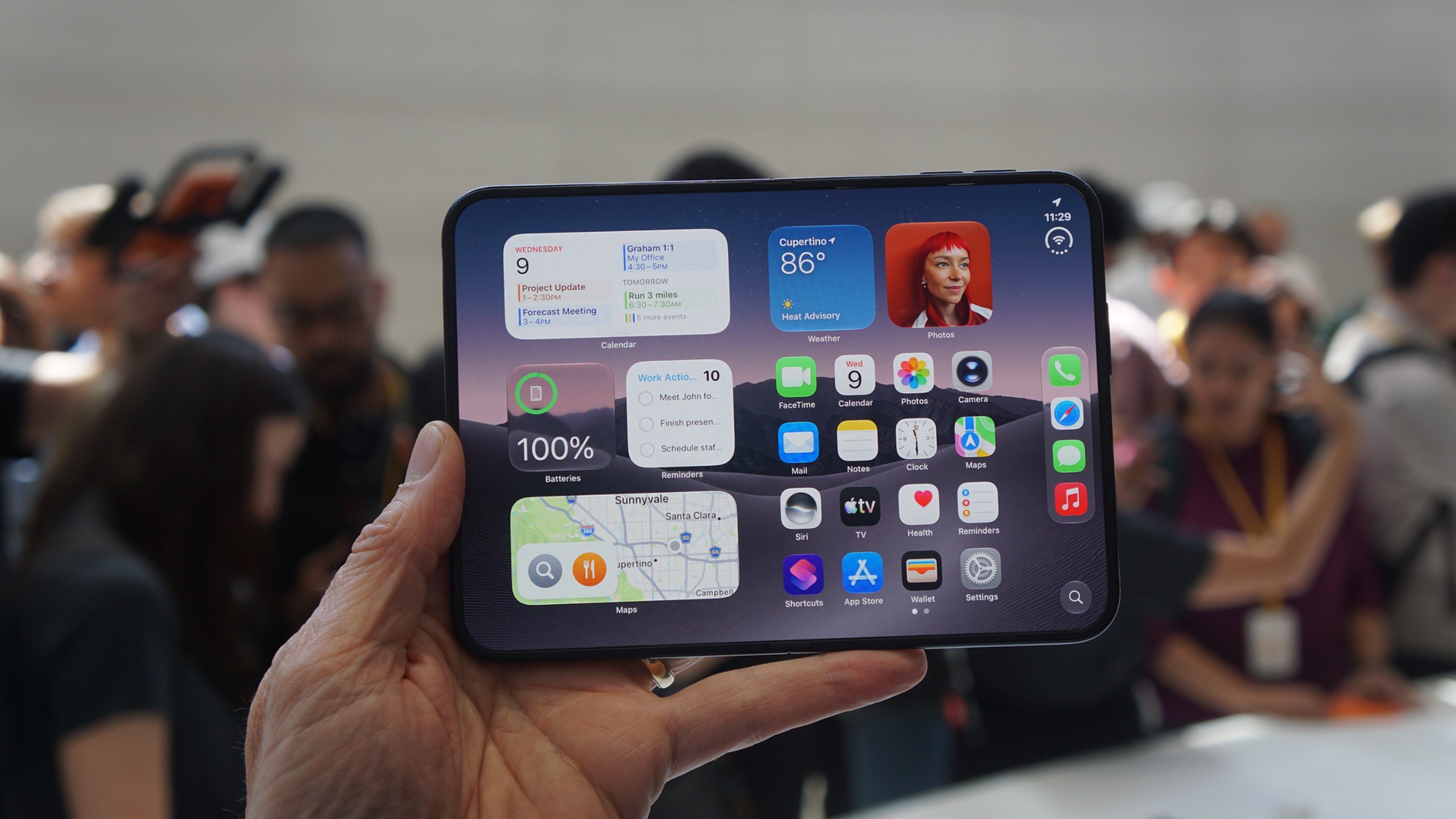 Apple-ın qatlanan iPhone Duo modelinə tələb gözləntini aşdı, stok çatmadı