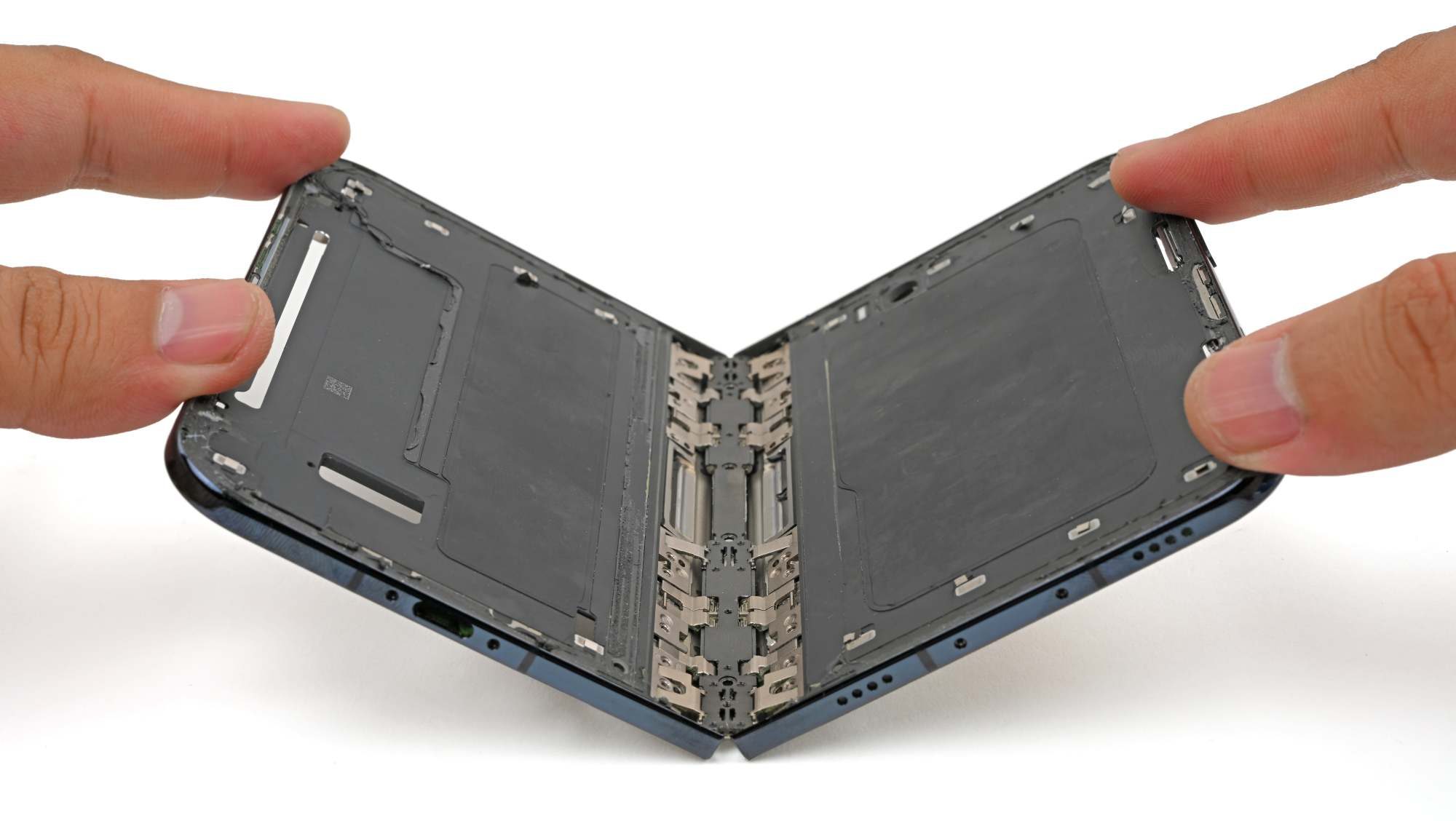 Apple-ın qatlanan iPhone Duo-sunda ekran çatları ilə bağlı şikayətlər artır