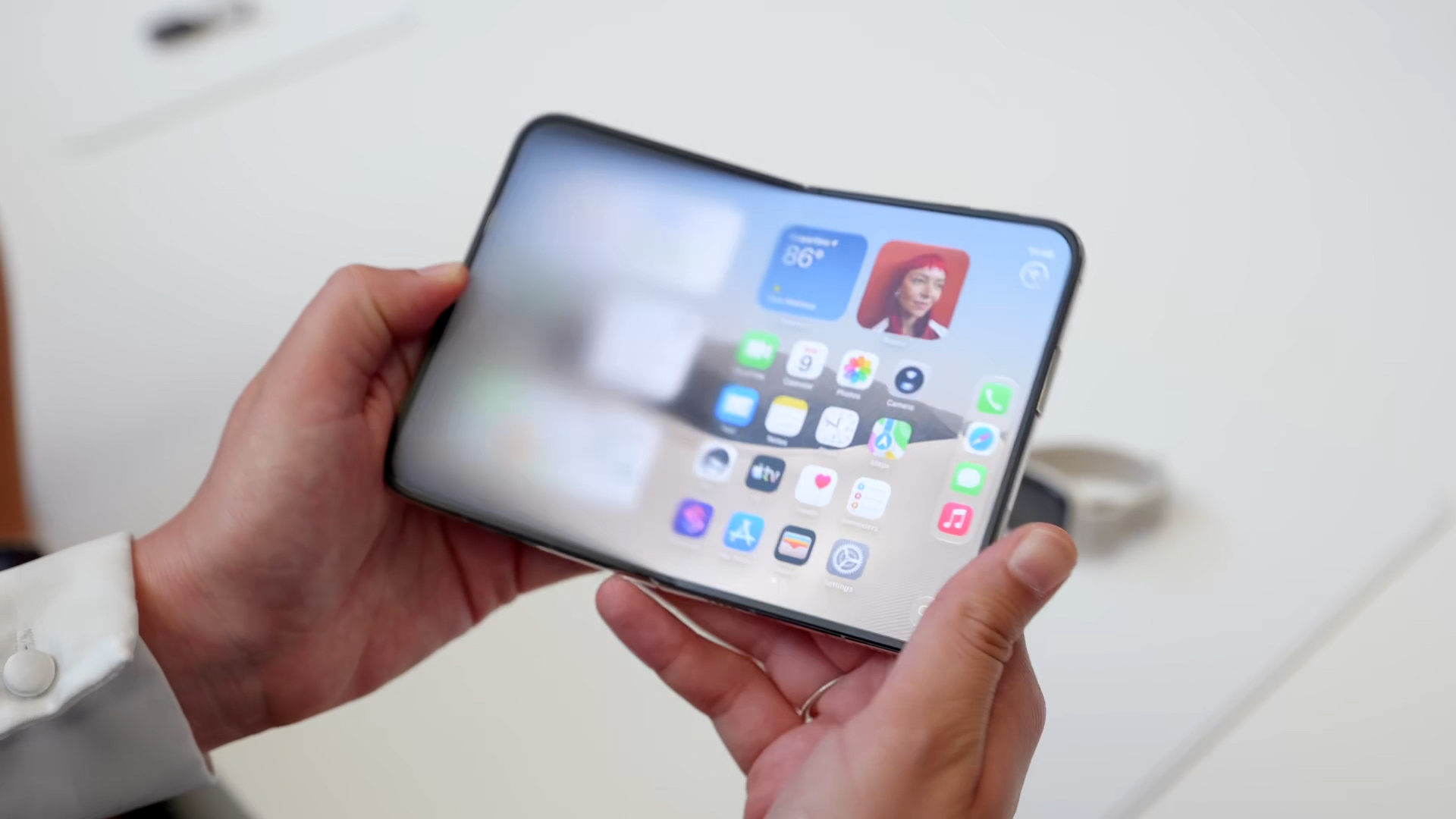 Apple qatlanan iPhone Duo üçün zəmanətsiz təmir qiymətlərini açıqladı