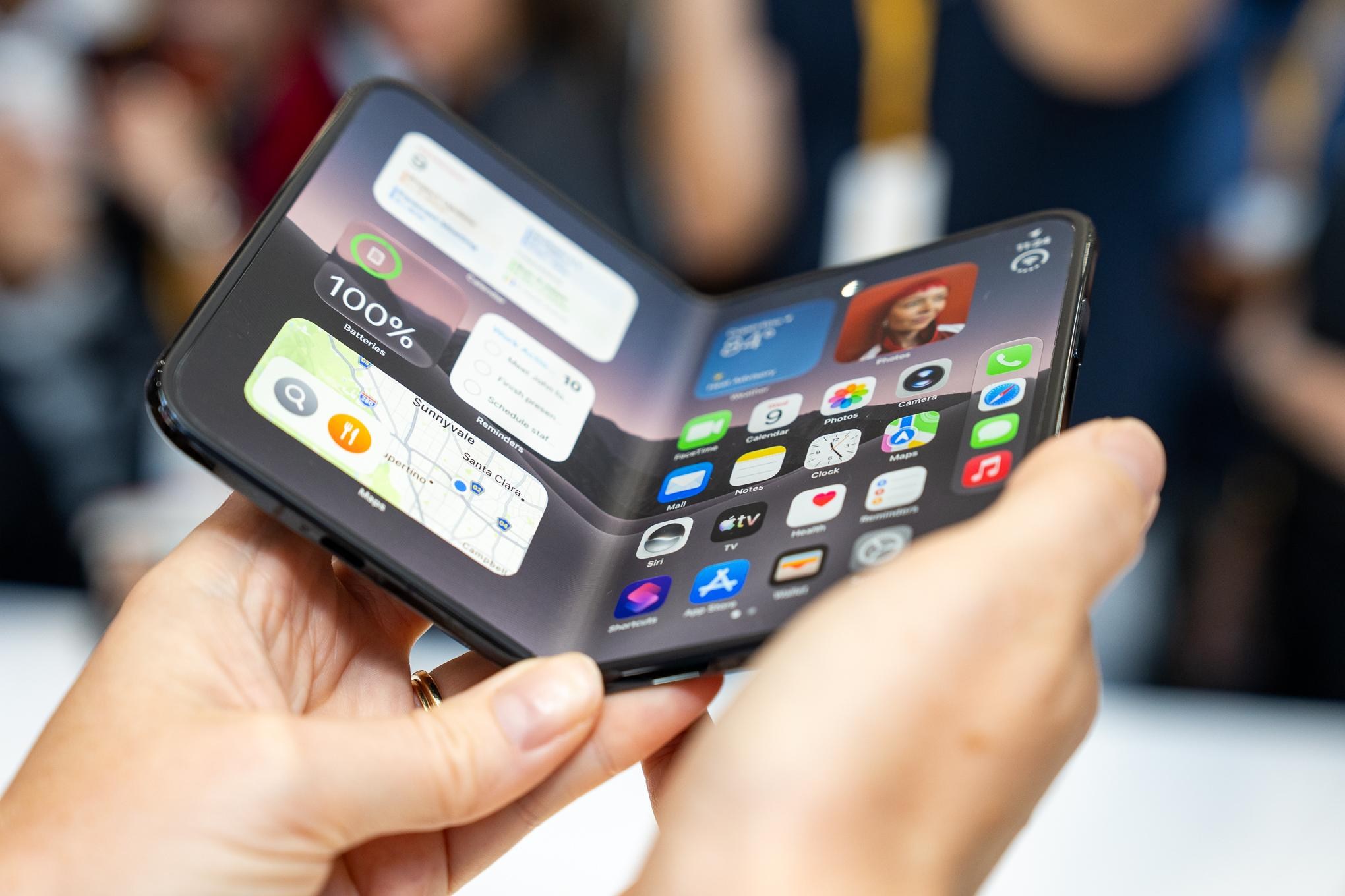 Apple qatlanan iPhone Duo üçün zəmanətsiz təmir qiymətlərini açıqladı