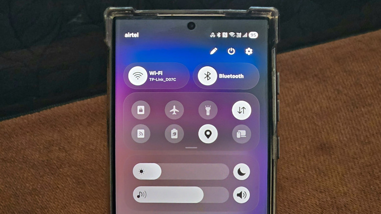 Bir çox Galaxy telefonu One UI 9 yeniləməsini aldı: panel sərbəst qurulur