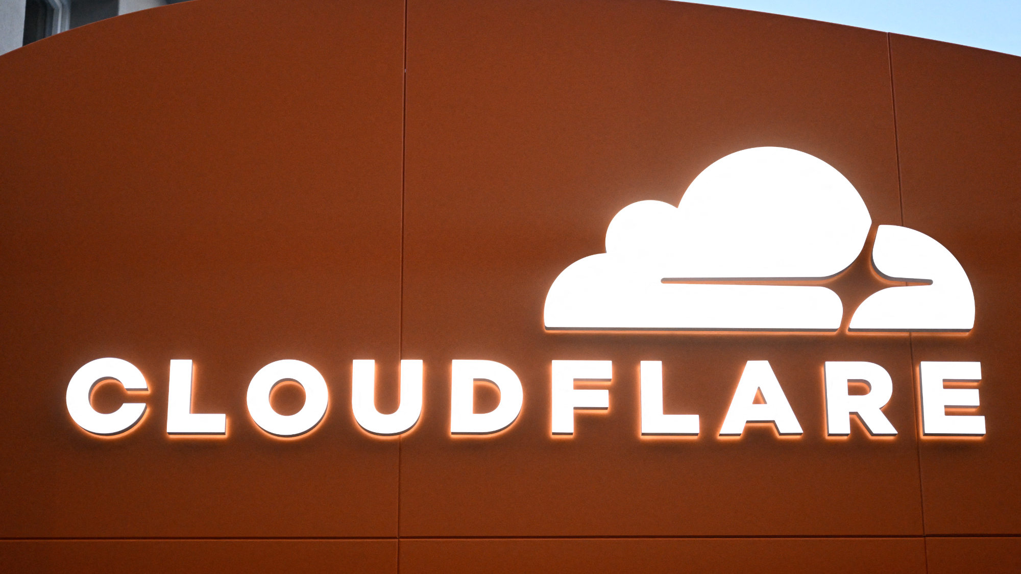 Cloudflare yük bölgüsünü qoruyaraq RAM istifadəsini təxminən 100 TB azaldıb