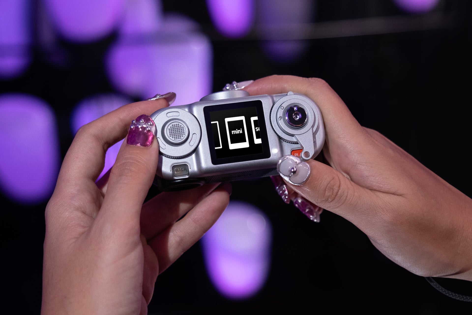 Fujifilm ovuca sığan Instax Pal 2 rəqəmsal kamerasını təqdim edib