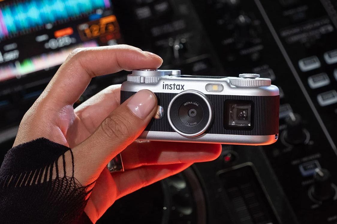 Fujifilm ovuca sığan Instax Pal 2 rəqəmsal kamerasını təqdim edib