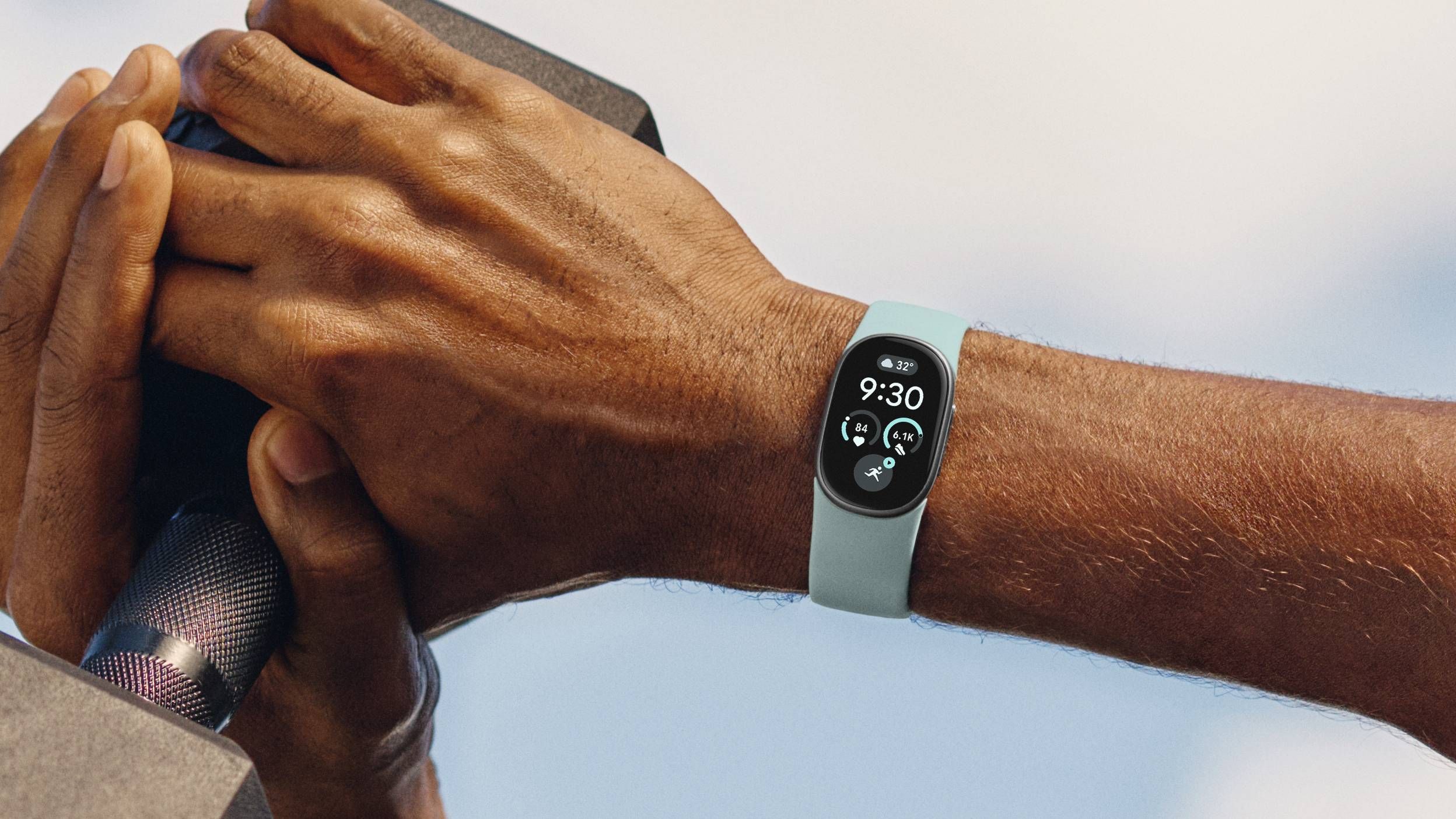 Google 7 günədək işləyən Fitbit Edge fitnes qolbağını təqdim etdi