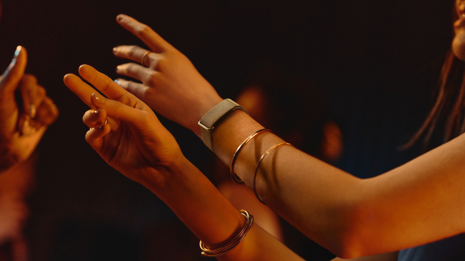 Google Fitbit Air qolbağı üçün metal qayış və yeni funksiyalar təqdim etdi