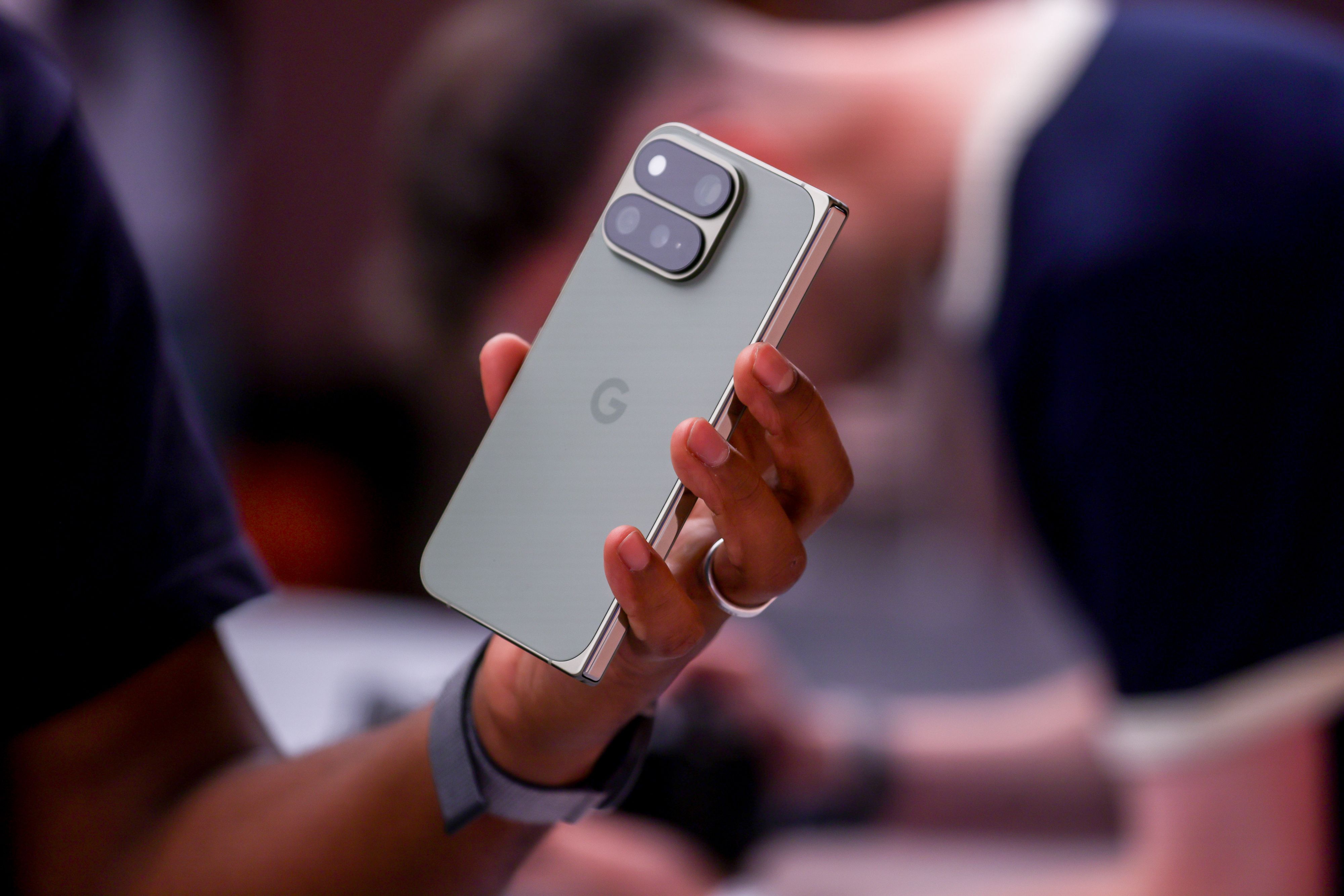 Google Pixel 11 üçün müəssisələrə zəng edən Gemini funksiyasını təqdim etdi
