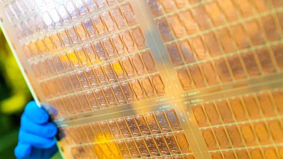 Intel MicroLED işıqlarını çip korpusunun şüşəsinə yerləşdirməyə patent alıb