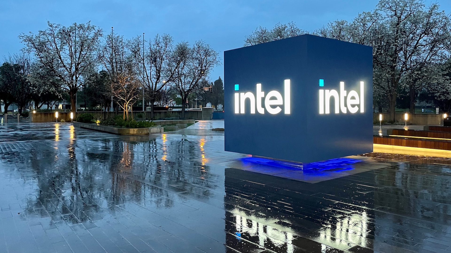 Intel təhlükəsizlik boşluğu tapanlara pul mükafatını dayandırdı