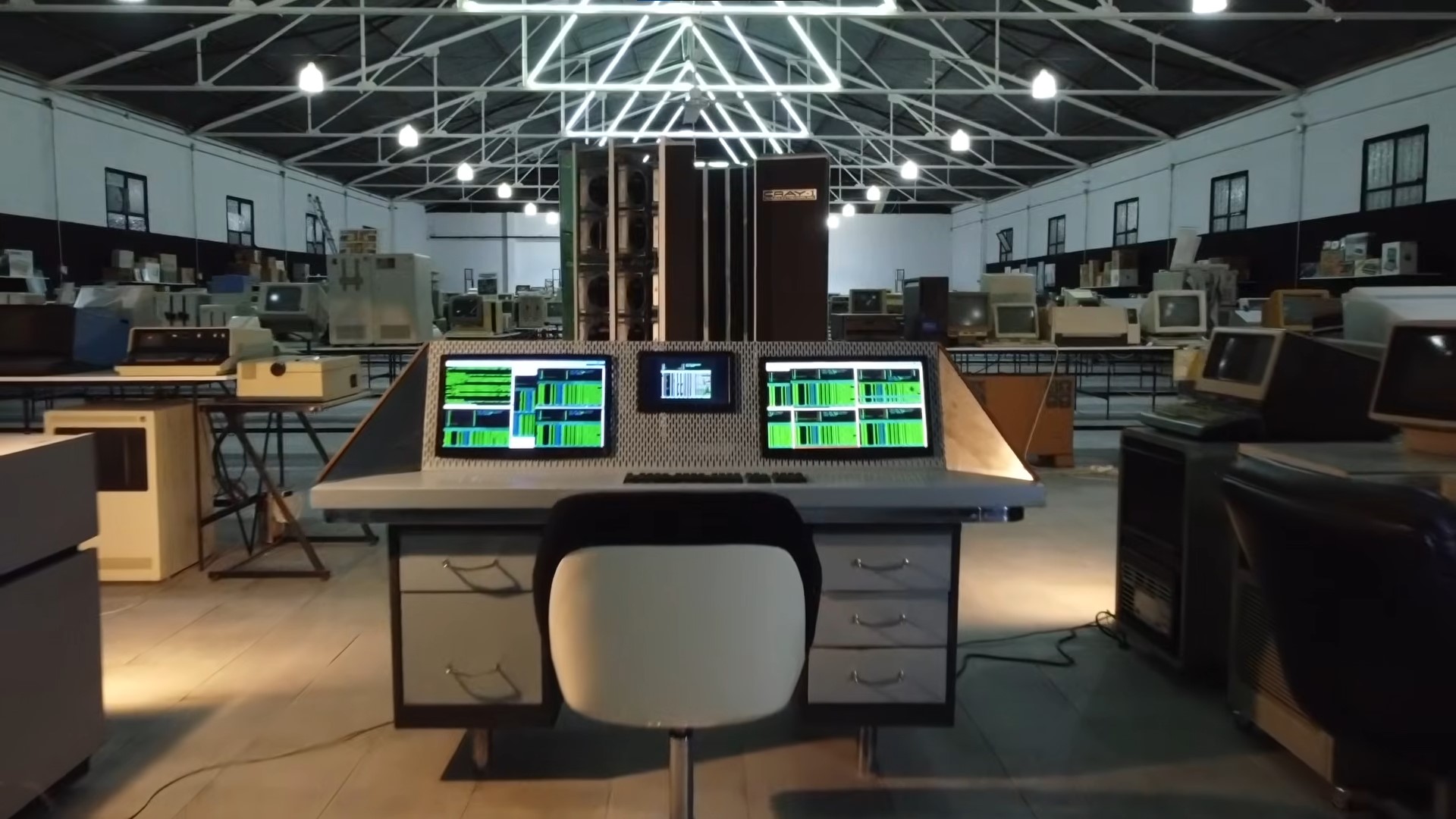 İspaniya muzeyi 30 Mac Mini-dən Cray-1 superkompüterinin surətini yığıb