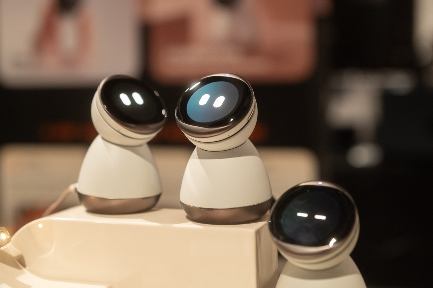 Lingverse iKairos AI cihazını həm kulon, həm masaüstü robot kimi hazırlayır