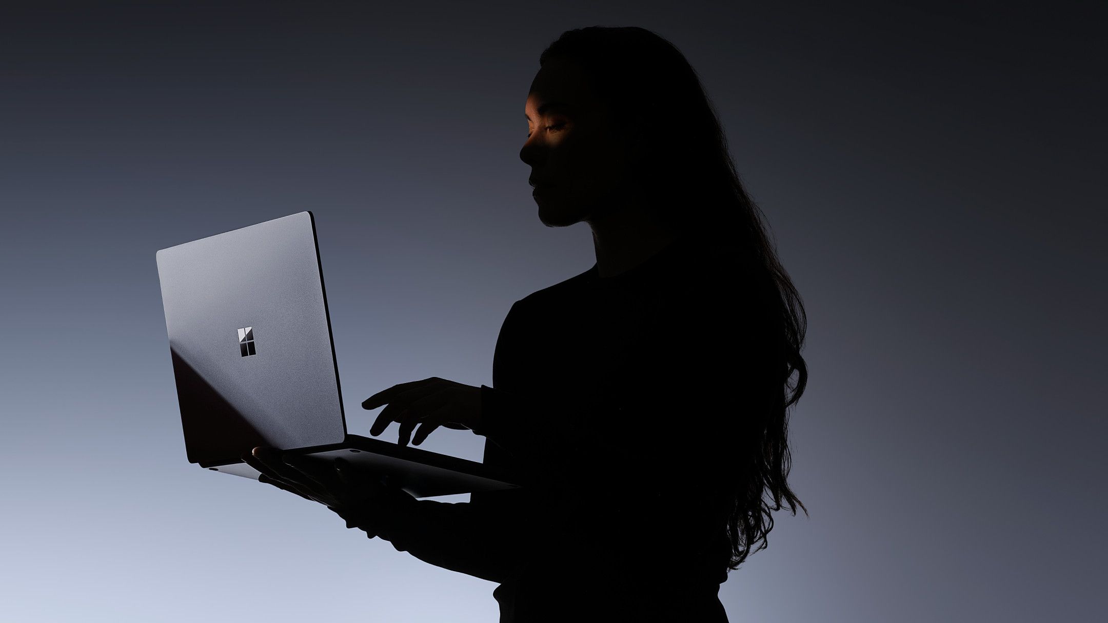 Microsoft 1190 manata yaxın 12 düymlük Surface noutbuku hazırlaya bilər