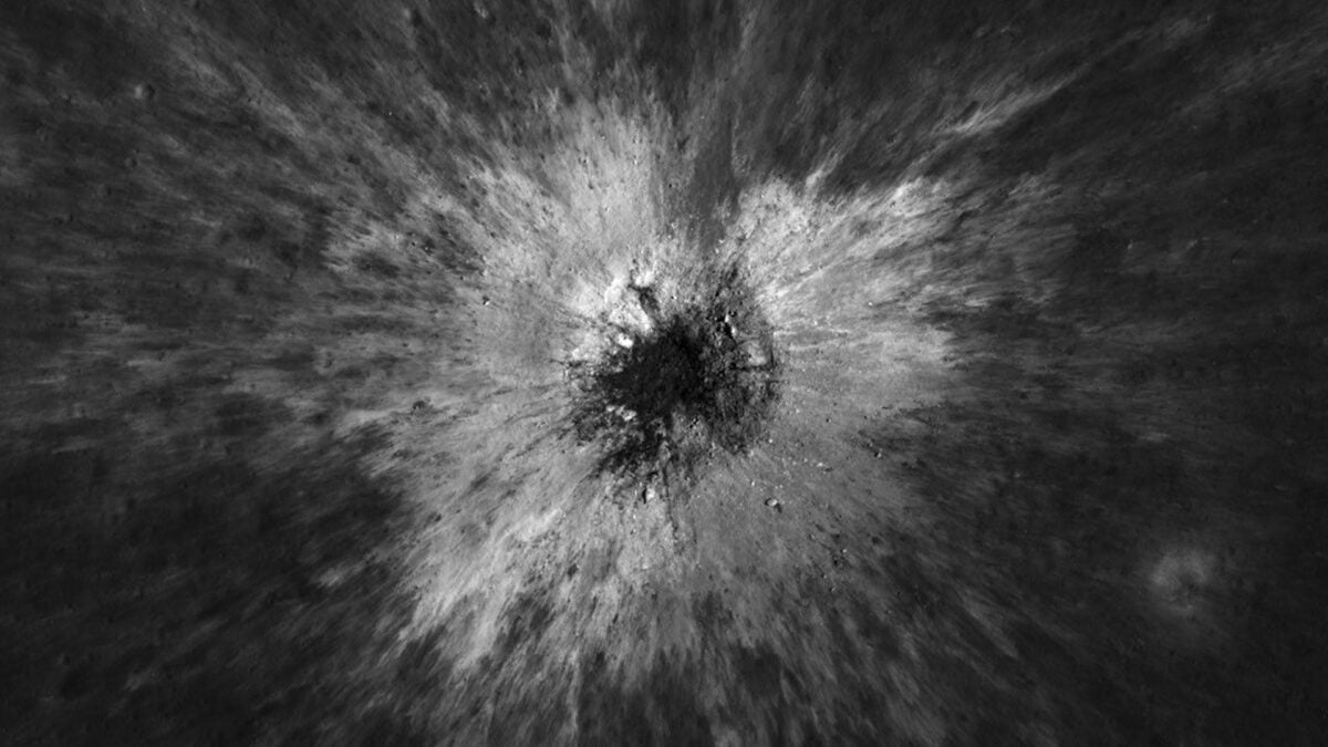 NASA Ayda müasir dövrdə qeydə alınan ən böyük zərbə kraterini tapdı