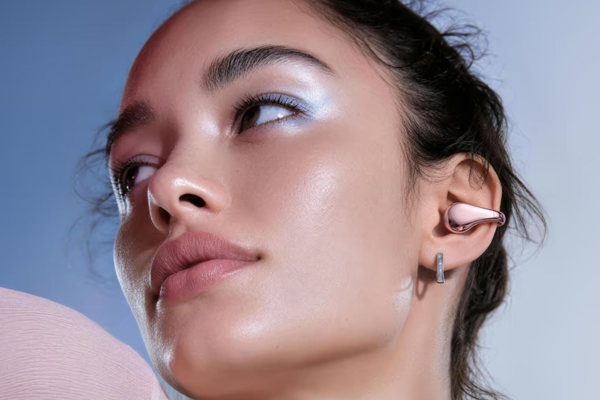 OnePlus özünün ilk klips formalı simsiz qulaqlığı Buds Clip-i təqdim etdi