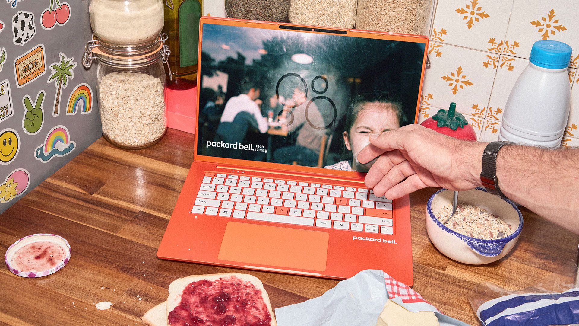 Packard Bell 13 ildən sonra 499 avroluq narıncı noutbukla qayıtdı