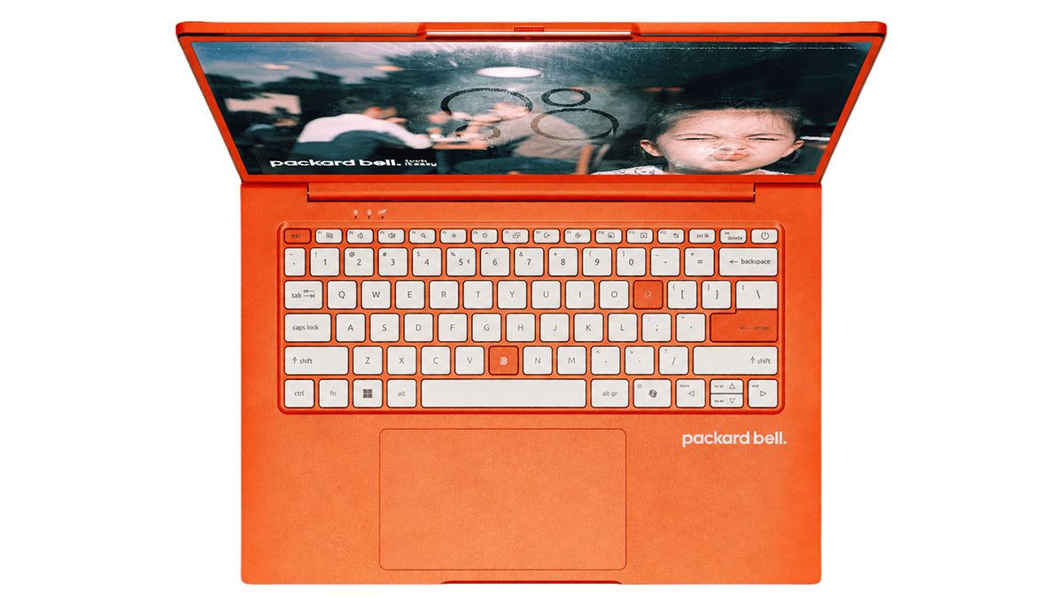 Packard Bell 13 ildən sonra 499 avroluq narıncı noutbukla qayıtdı