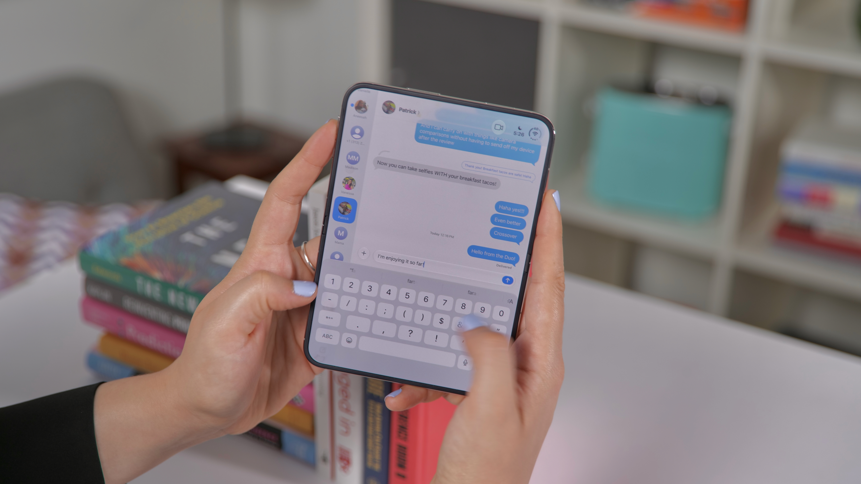 Qatlanan iPhone Duo satışa çıxır, tək əl rejimi ilin sonuna planlanıb