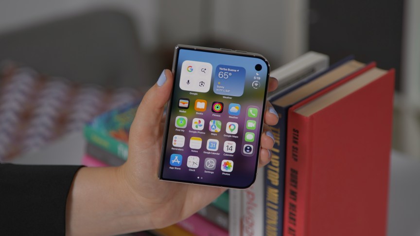 Qatlanan iPhone Duo satışa çıxır, tək əl rejimi ilin sonuna planlanıb
