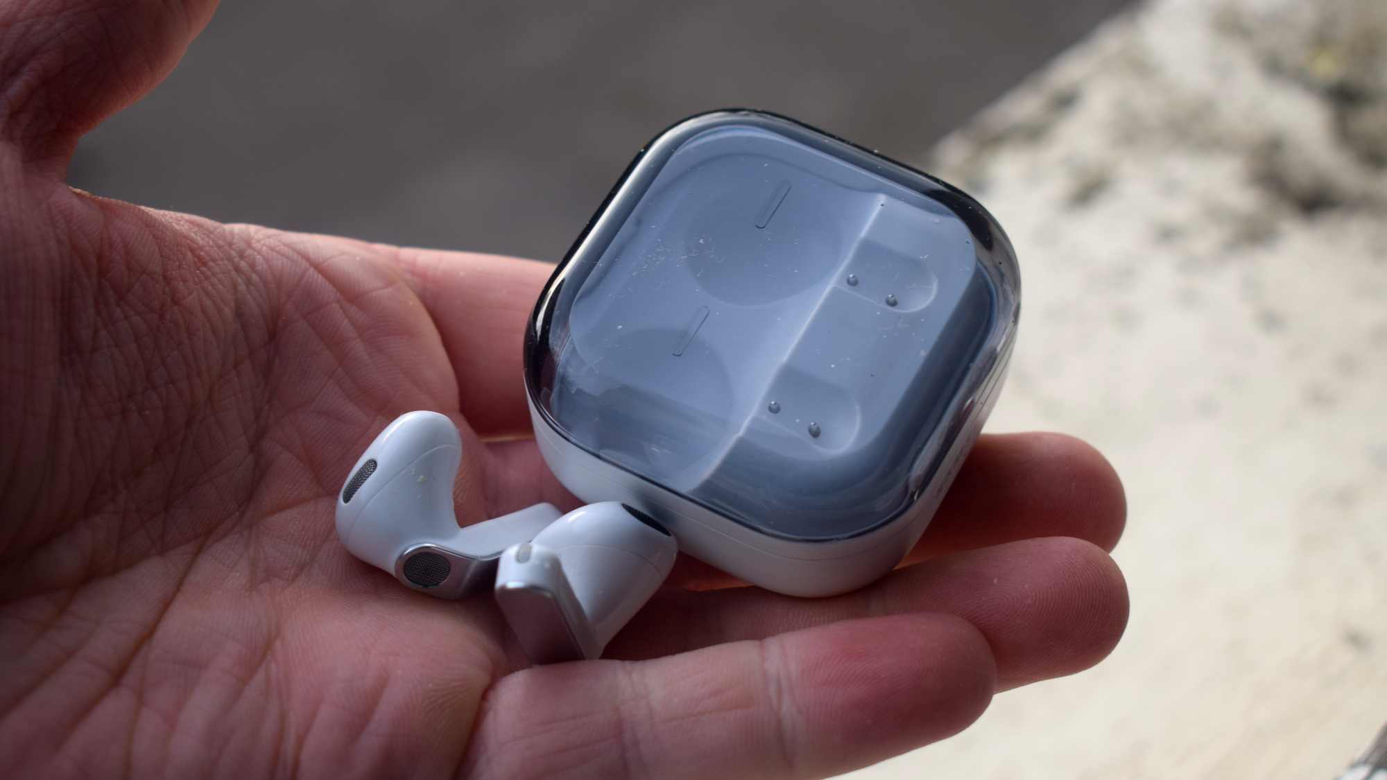 Samsung ilk klipsli açıq tipli Galaxy Buds On qulaqlığını təqdim etdi