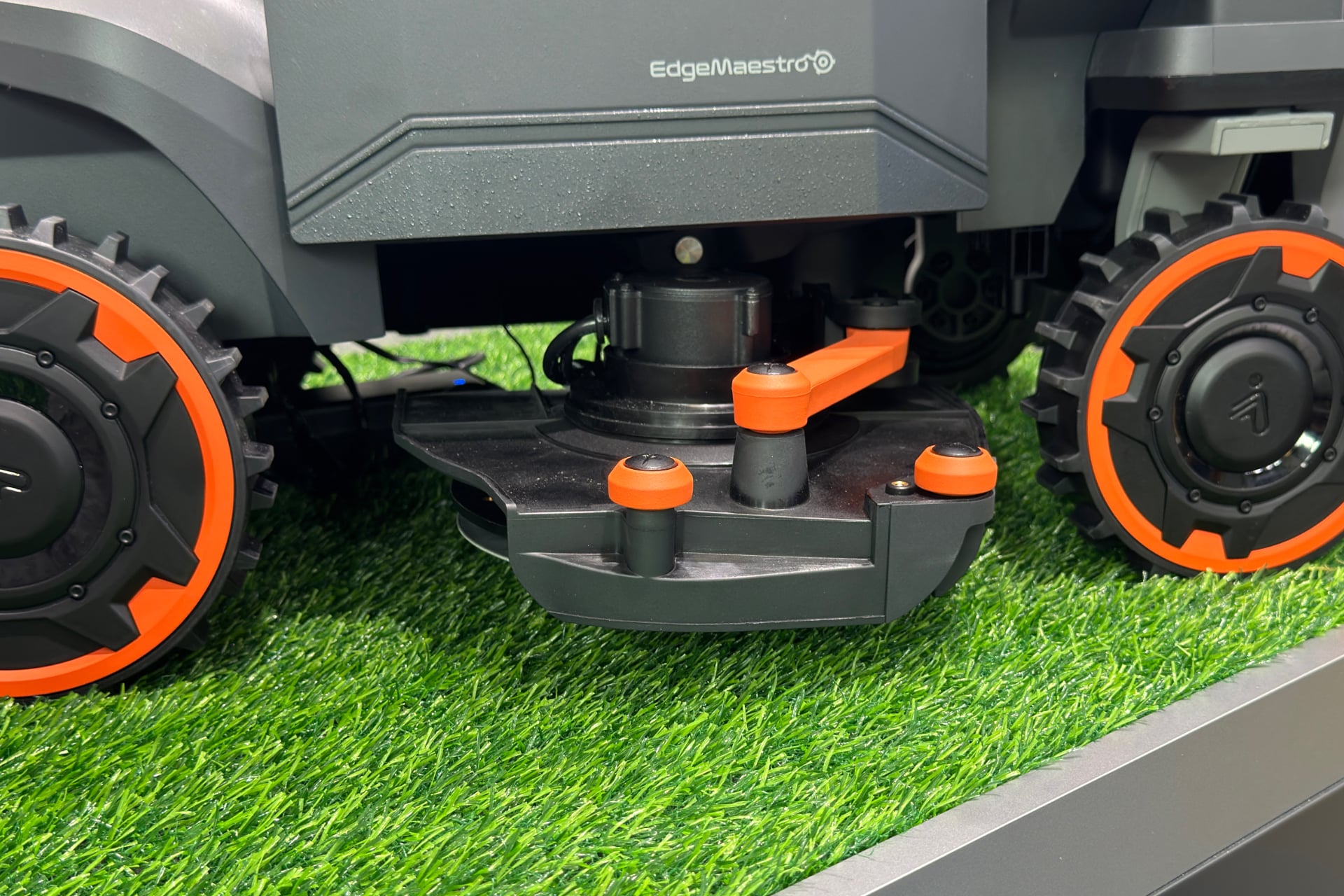 Segway divar dibini biçən Navimow H5 Pro robot otbiçənini təqdim edib