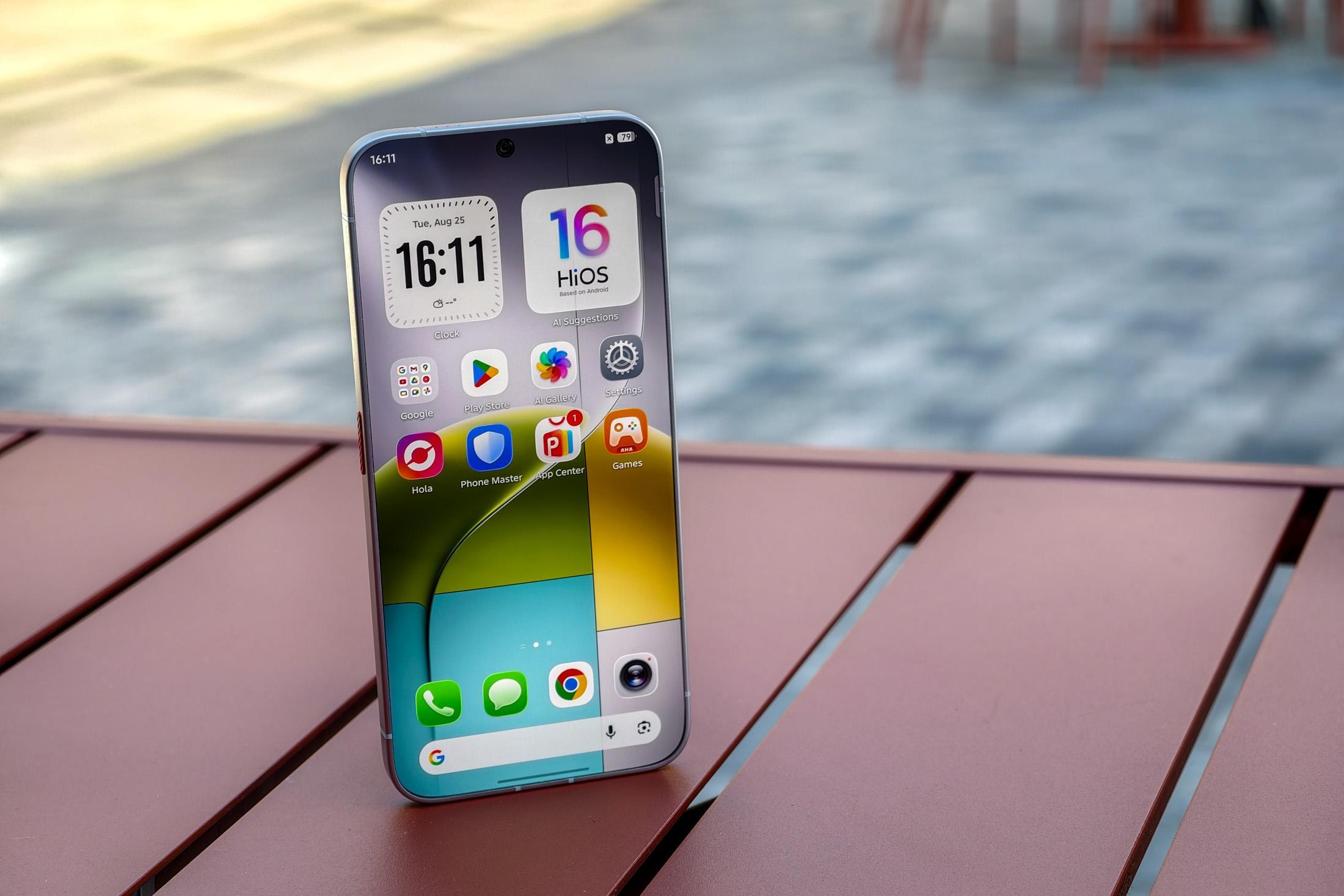 Tecno ekranın ətrafında qara haşiyəsi olmayan konsept telefon hazırlayıb