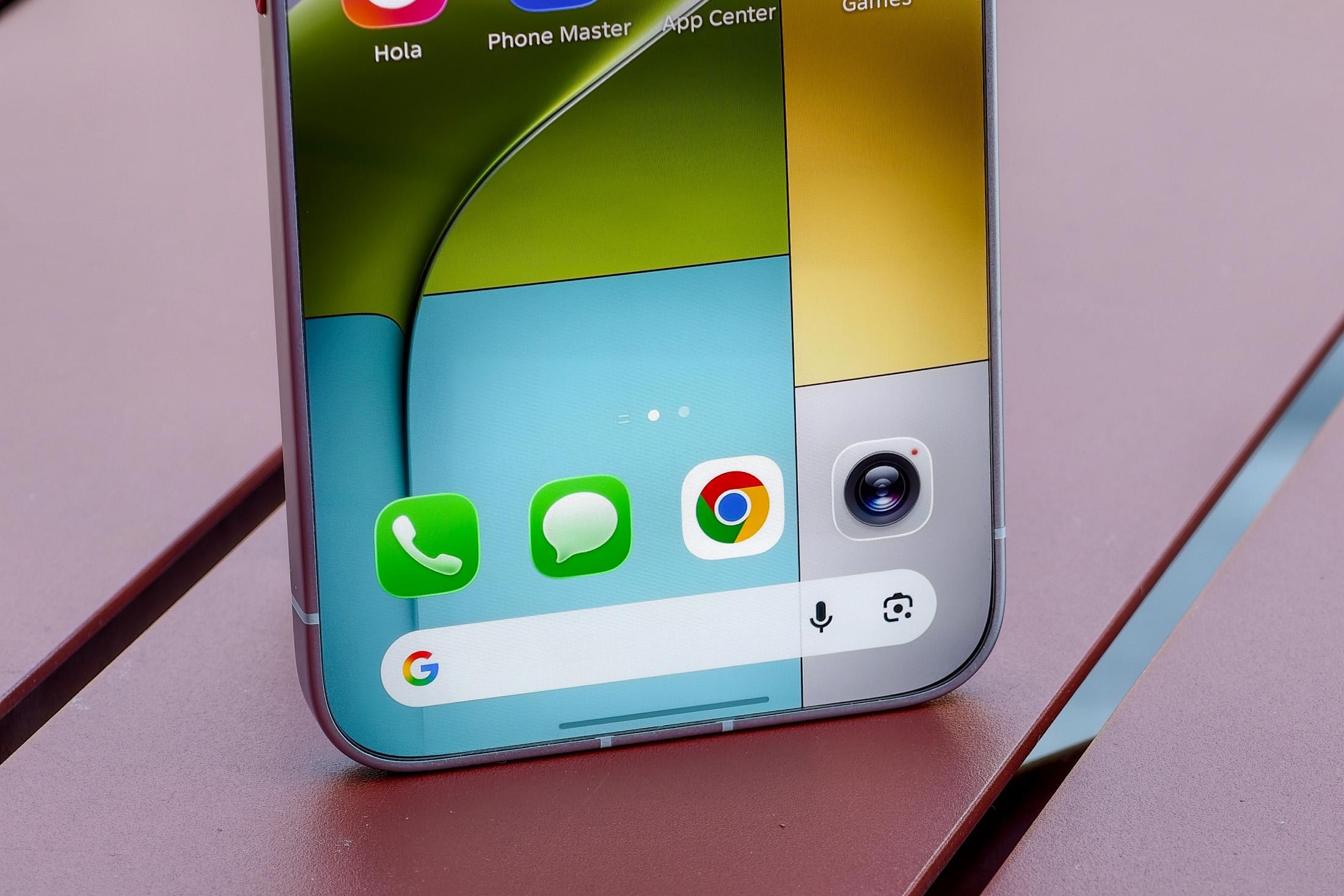 Tecno ekranın ətrafında qara haşiyəsi olmayan konsept telefon hazırlayıb