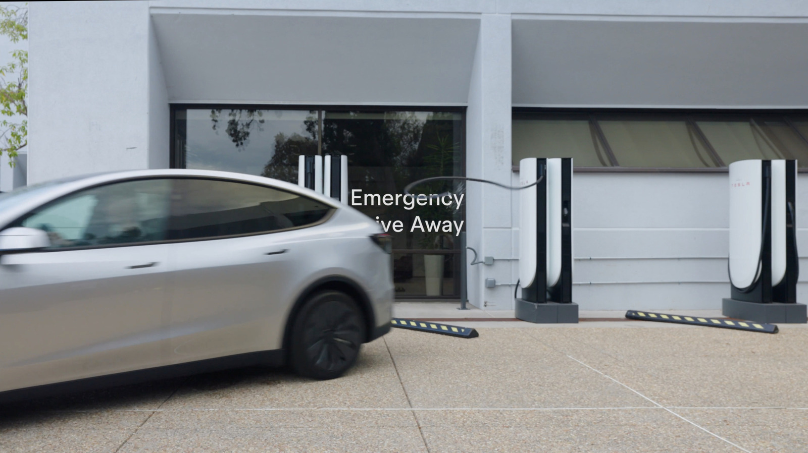 Tesla fövqəladə halda şarj kabeli qoşulu ikən sürmə funksiyası təqdim etdi