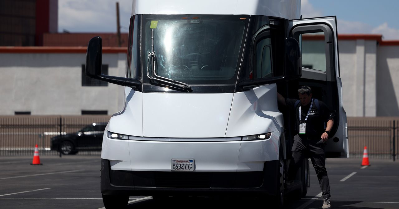 Tesla tam yüklə 805 km gedən Semi yük maşınını kütləvi istehsala keçirdi