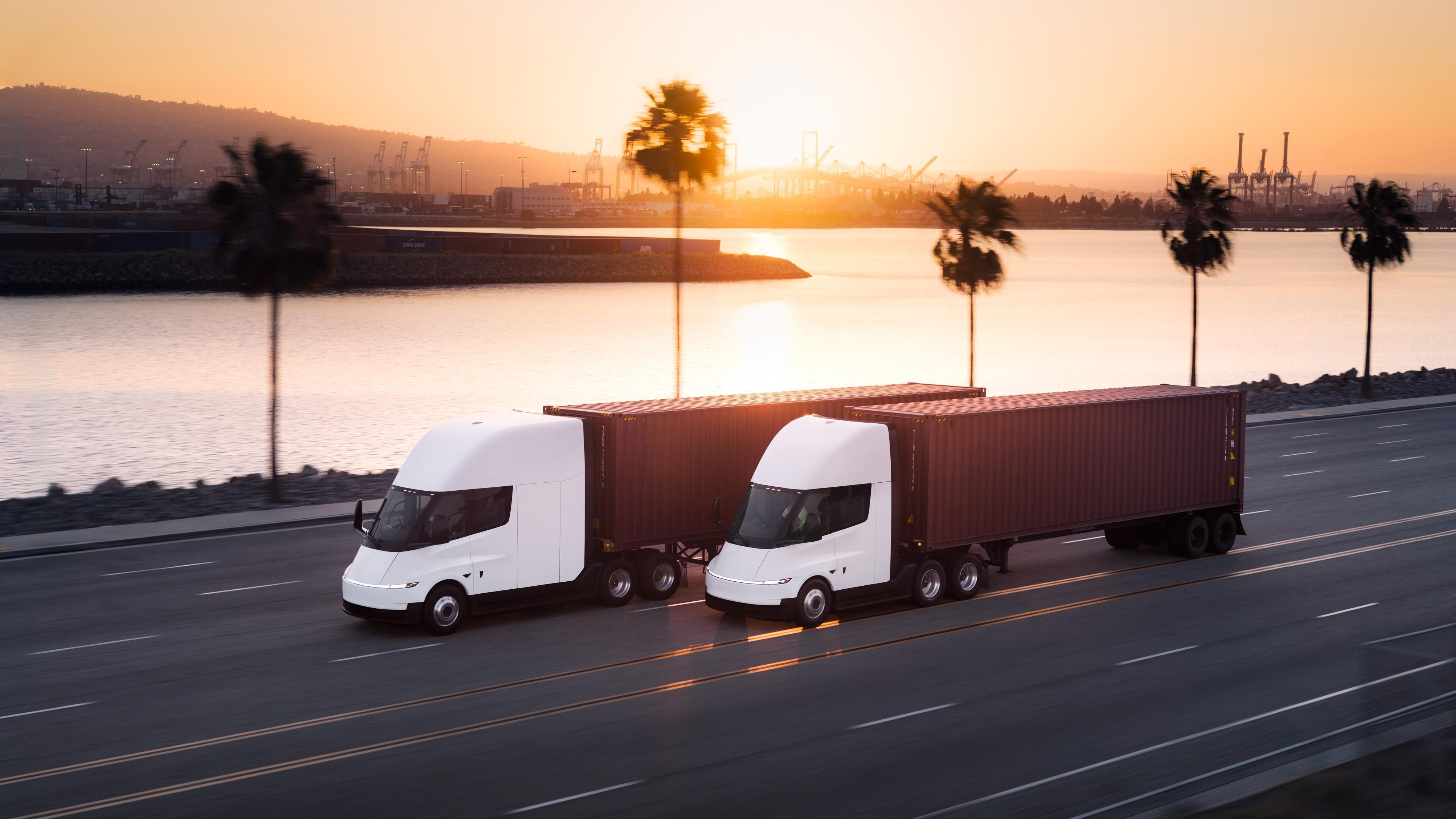 Tesla tam yüklə 805 km gedən Semi yük maşınını kütləvi istehsala keçirdi