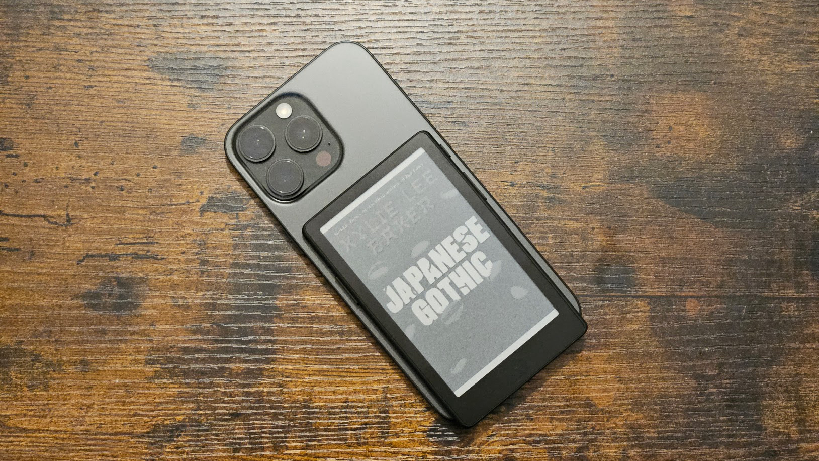 Ugreen iPhone 18 Pro modelləri üçün rəngli E Ink ekranlı üzlük təqdim etdi