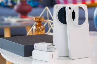 vivo X500 Pro Max smartfonunun qutusu və kamera dəsti göstərildi