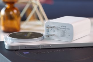 vivo X500 Pro Max smartfonunun qutusu və kamera dəsti göstərildi