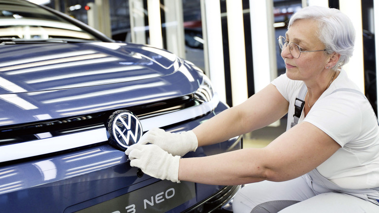Volkswagen 50 000 iş yerini ixtisar edəcək, bəzi zavodları bağlaya bilər