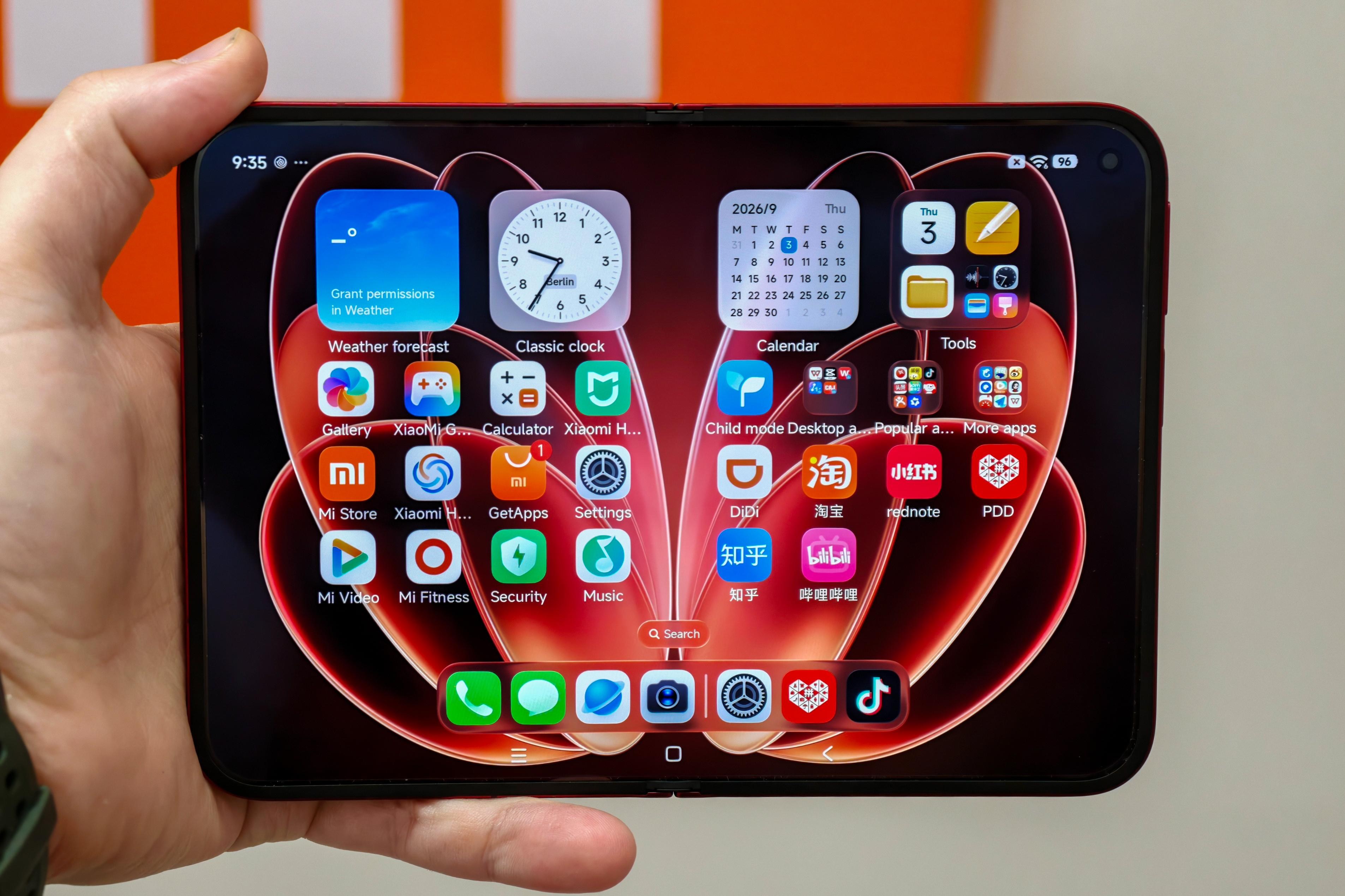 Xiaomi qatlanan 18 Fold smartfonunu 2780 manata təqdim etdi