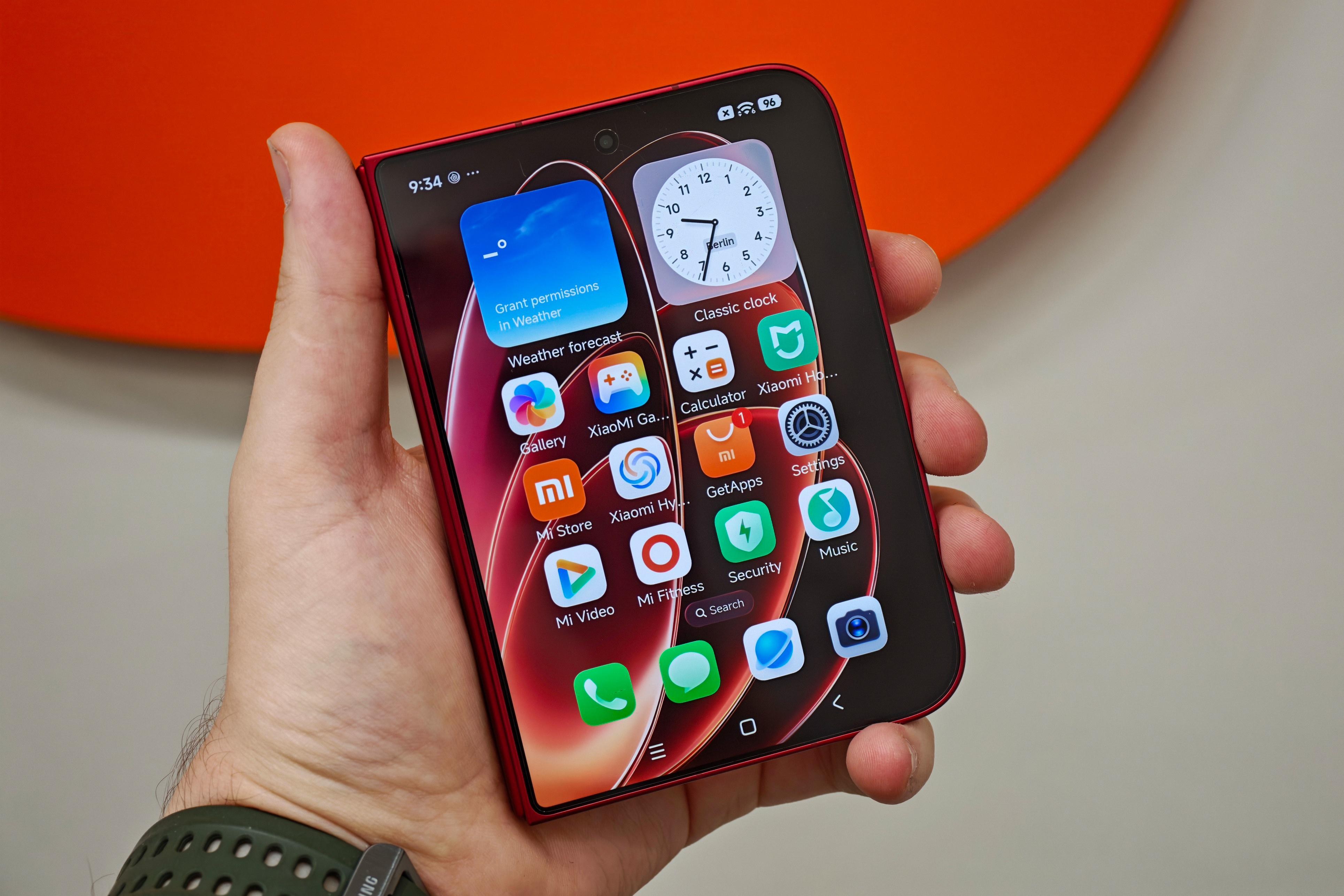 Xiaomi qatlanan 18 Fold smartfonunu 2780 manata təqdim etdi