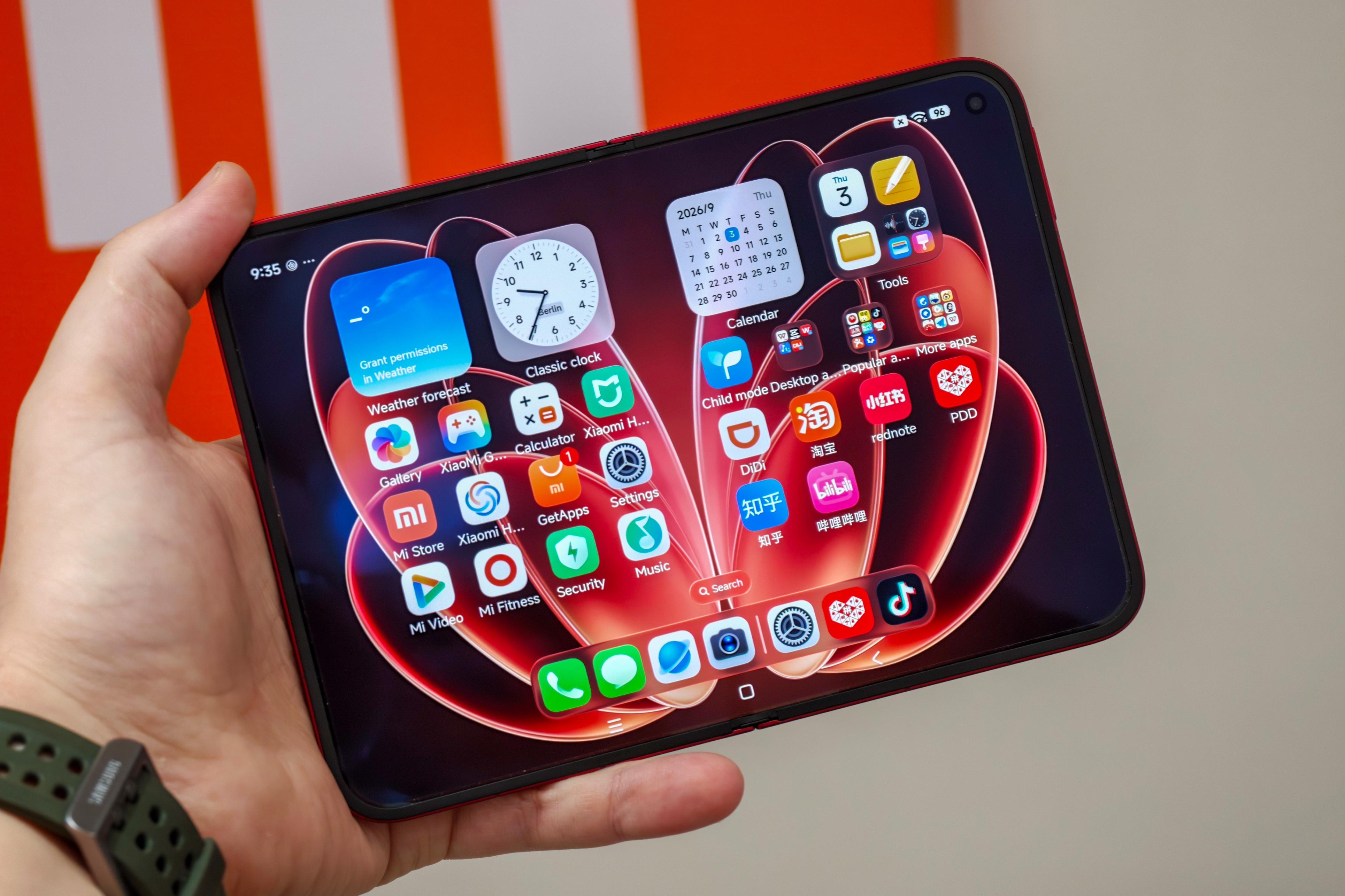 Xiaomi qatlanan 18 Fold smartfonunu 2780 manata təqdim etdi