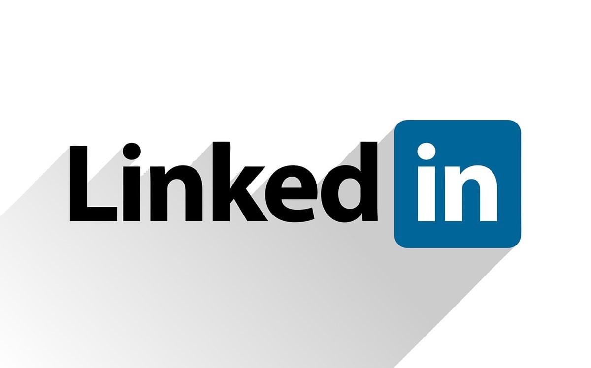 linkedin-suni-zeka-esasli-virtual-meslehetcisini-istifadeye-verib