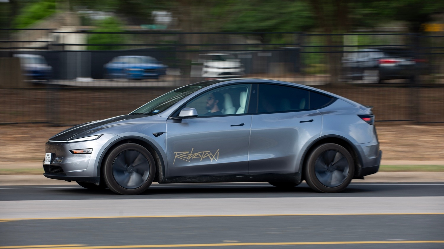 tesla-sehmdarlari-sirketin-robotaksi-xidmetinin-ugursuz-starti-sebebile-elon-musk-i-mehkemeye-veribler