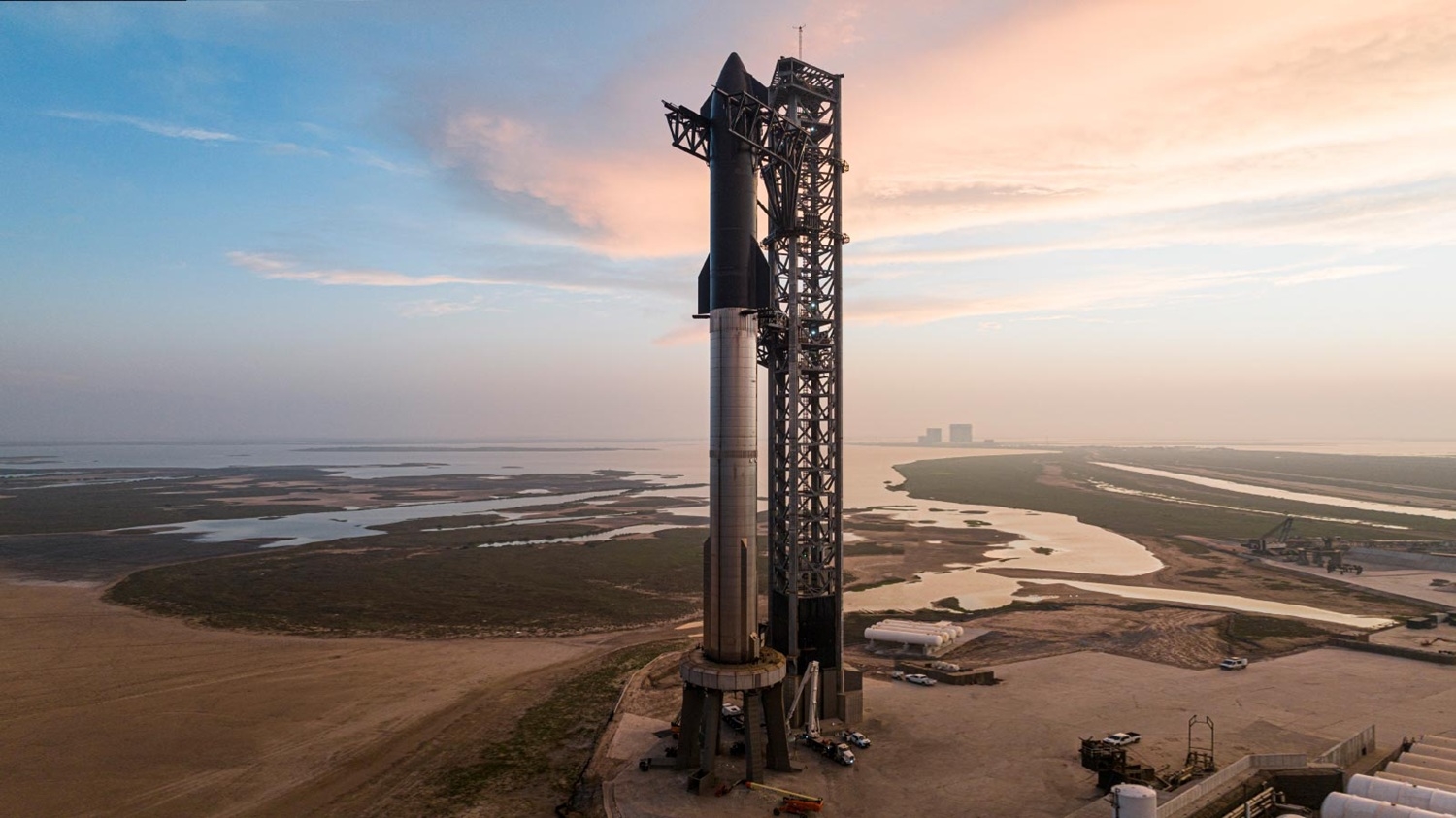 starship-insanlari-aya-catdirmis-saturn-v-den-3-defe-guclu-olacaq