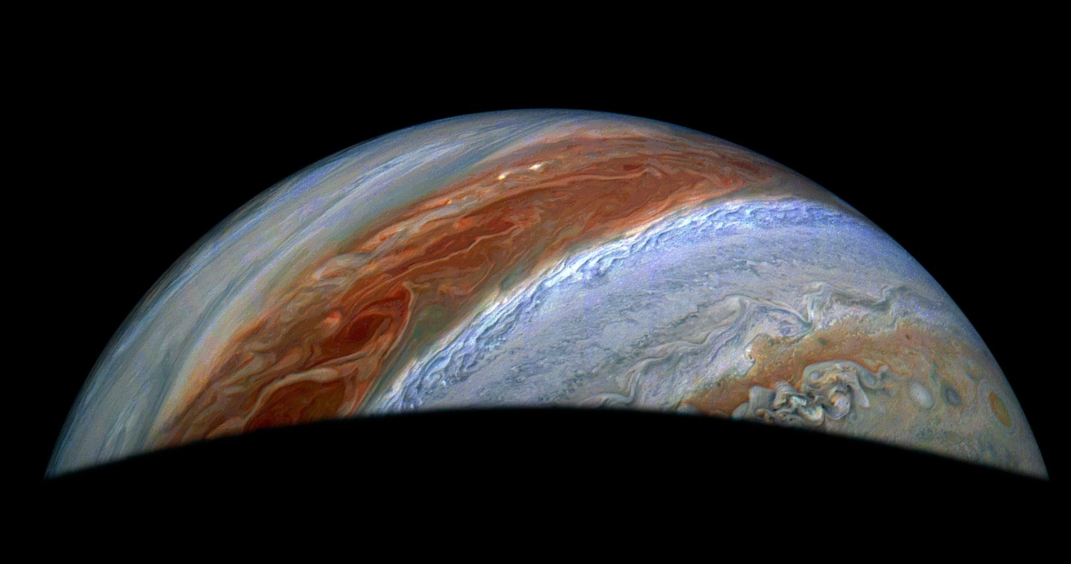 juno-kosmik-zondu-yupiter-ve-onun-peyki-io-haqqinda-yeni-melumatlar-elde-edib