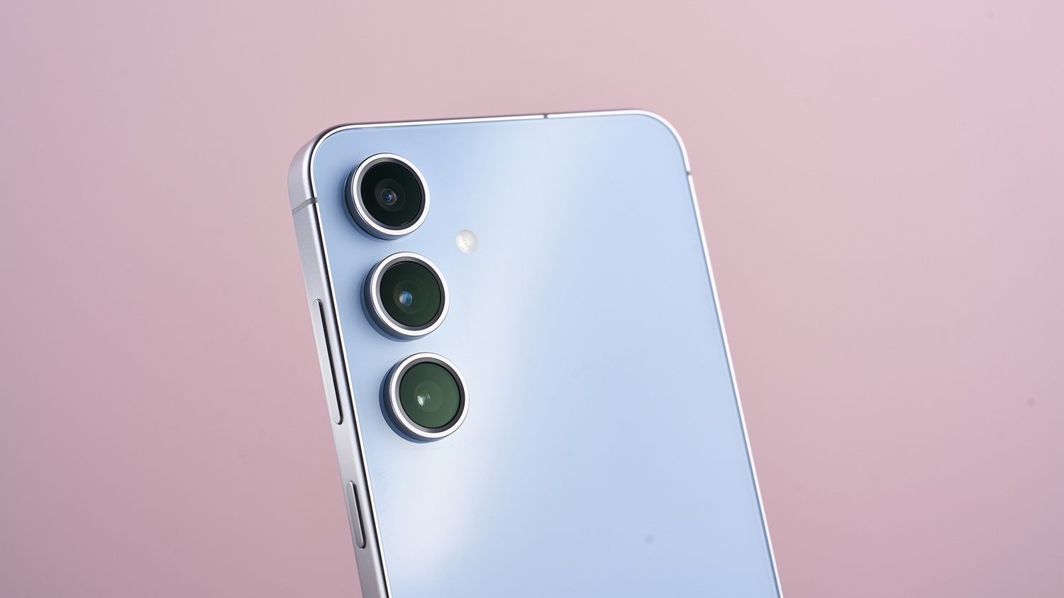 samsung-galaxy-s25-fe-nazik-govdeni-elde-edecek