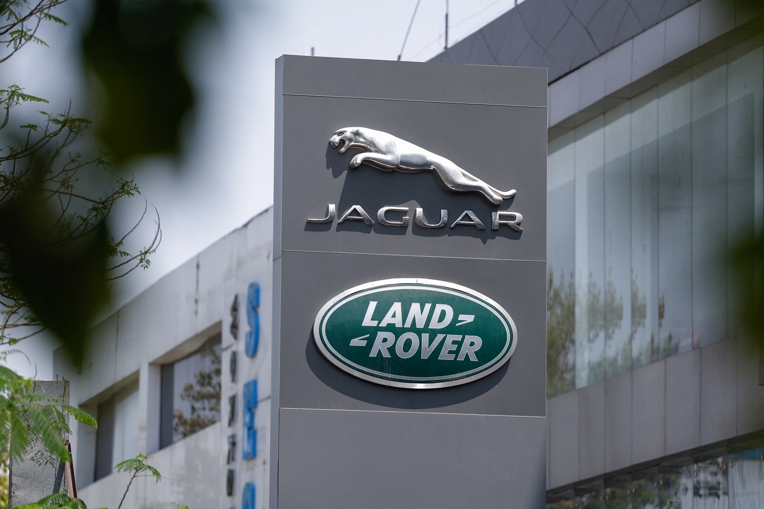 jaguar-land-rover-nsirketine-edilmis-kiberhucum-sirketin-avtomobil-istehsalatini-dayandirib