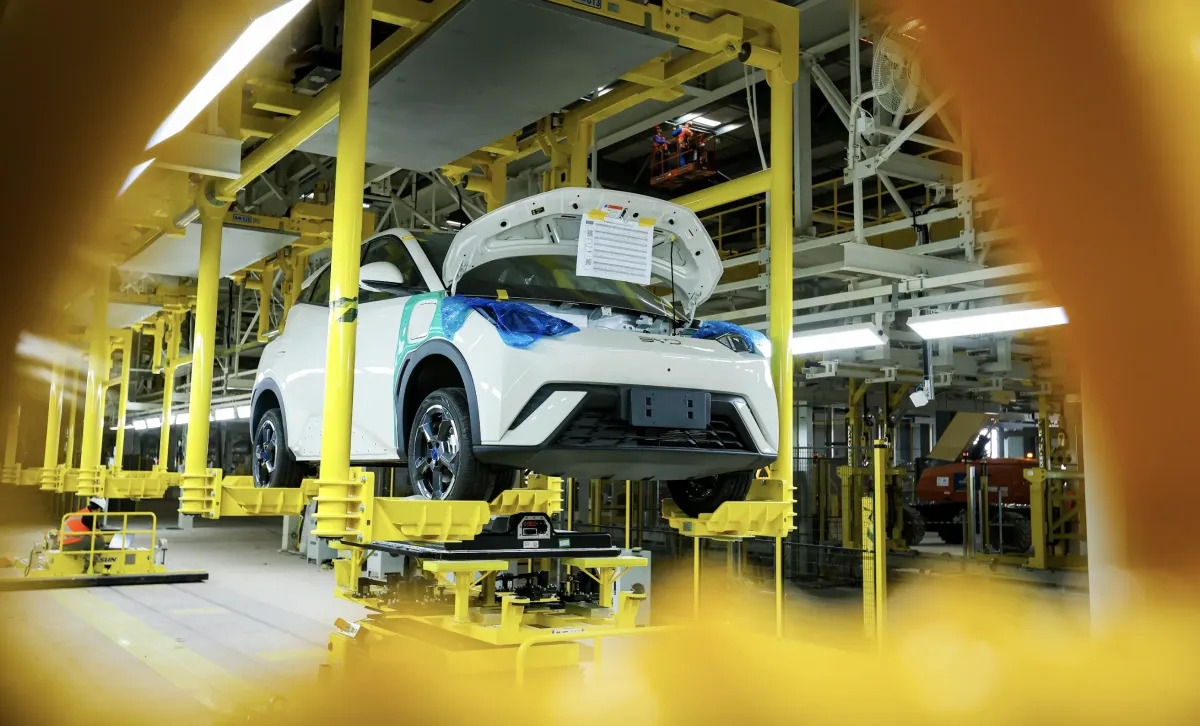 toyota-byd-nin-elektromobil-hazirlama-suretinden-heyrete-gelib